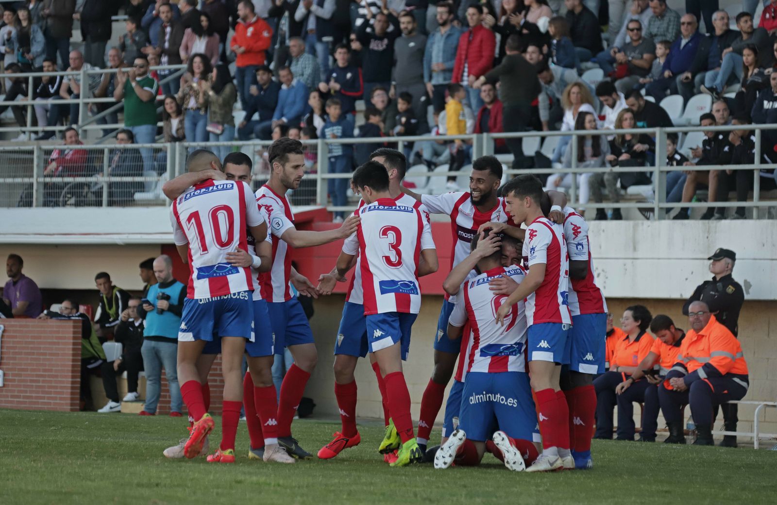 Los jugadores del Algeciras se felicitan en la victoria ante el Ceuta.