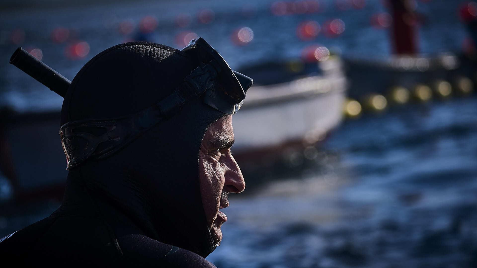 Un buzo esperando órdenes para sumergirse.