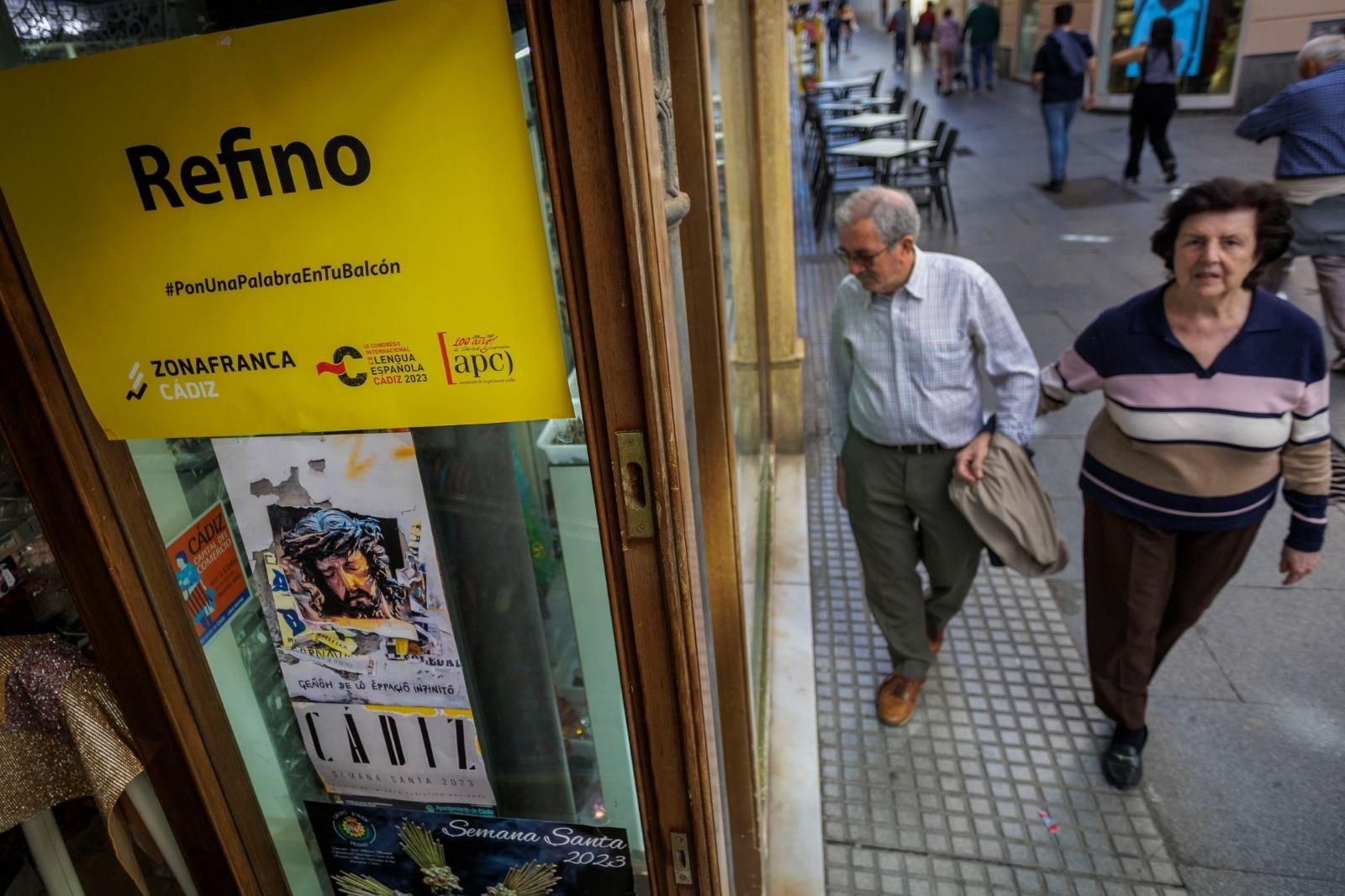 Palabras gaditanas cuelgan de los balcones de Cádiz