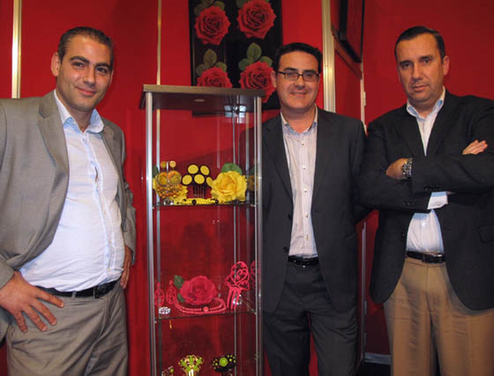 Alberto Ocaña, Antonio Carmona y Víctor Morales, de Sevi-Flor, fabricante de flores y complementos.

Foto: Victoria Ramírez