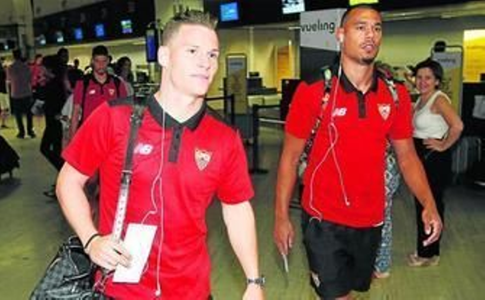 Gameiro, junto a Kolodziejczak, antes de partir con el equipo a Orlando.
