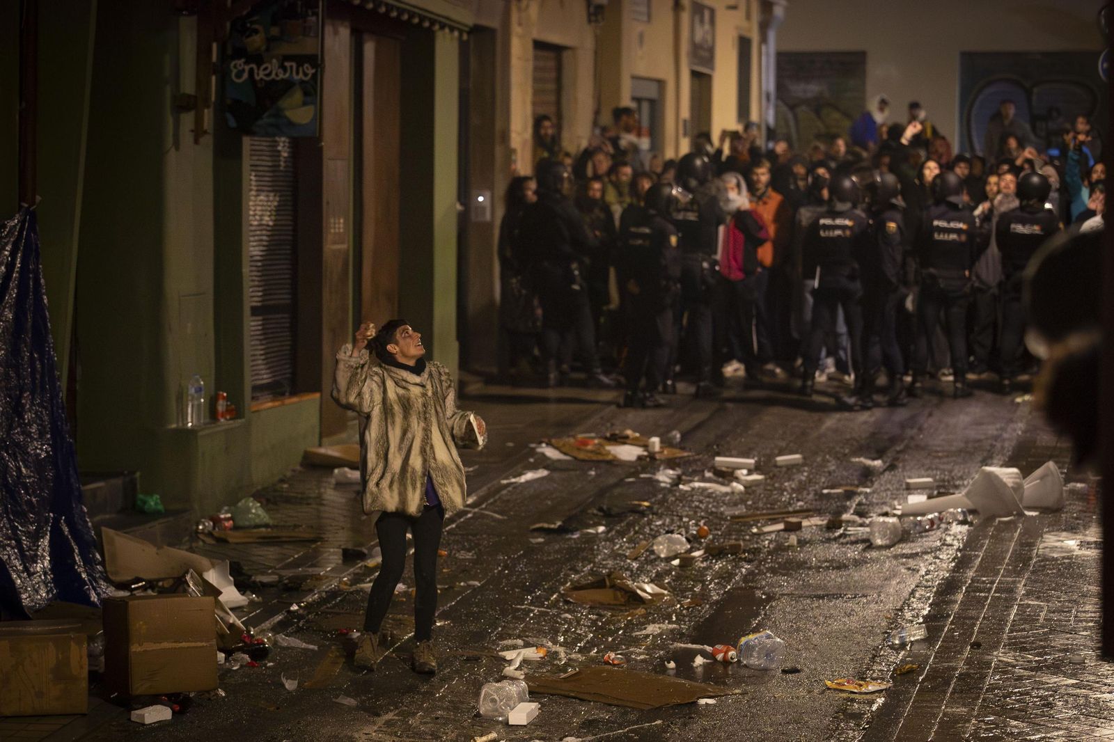 Todas las imágenes: una okupa trepa con cuerda para acceder al piso ocupado en Granada