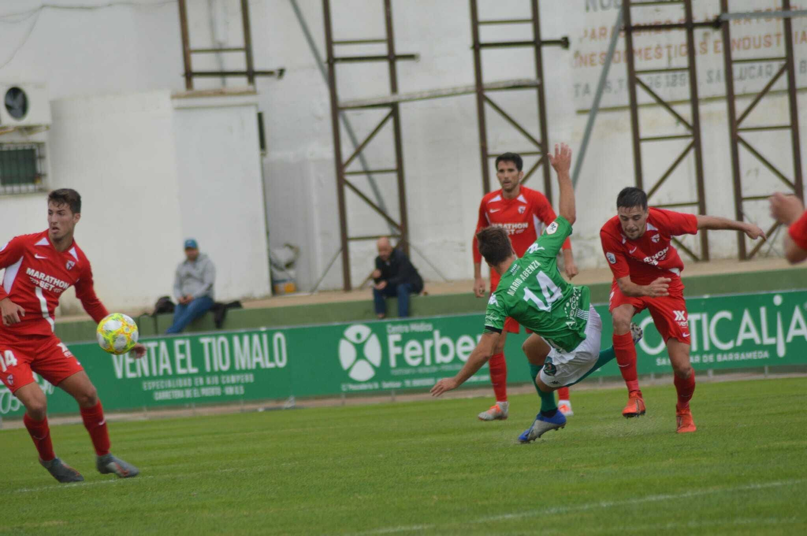 Mario Abenza cae tras un forcejeo con un jugador del filial sevillista.