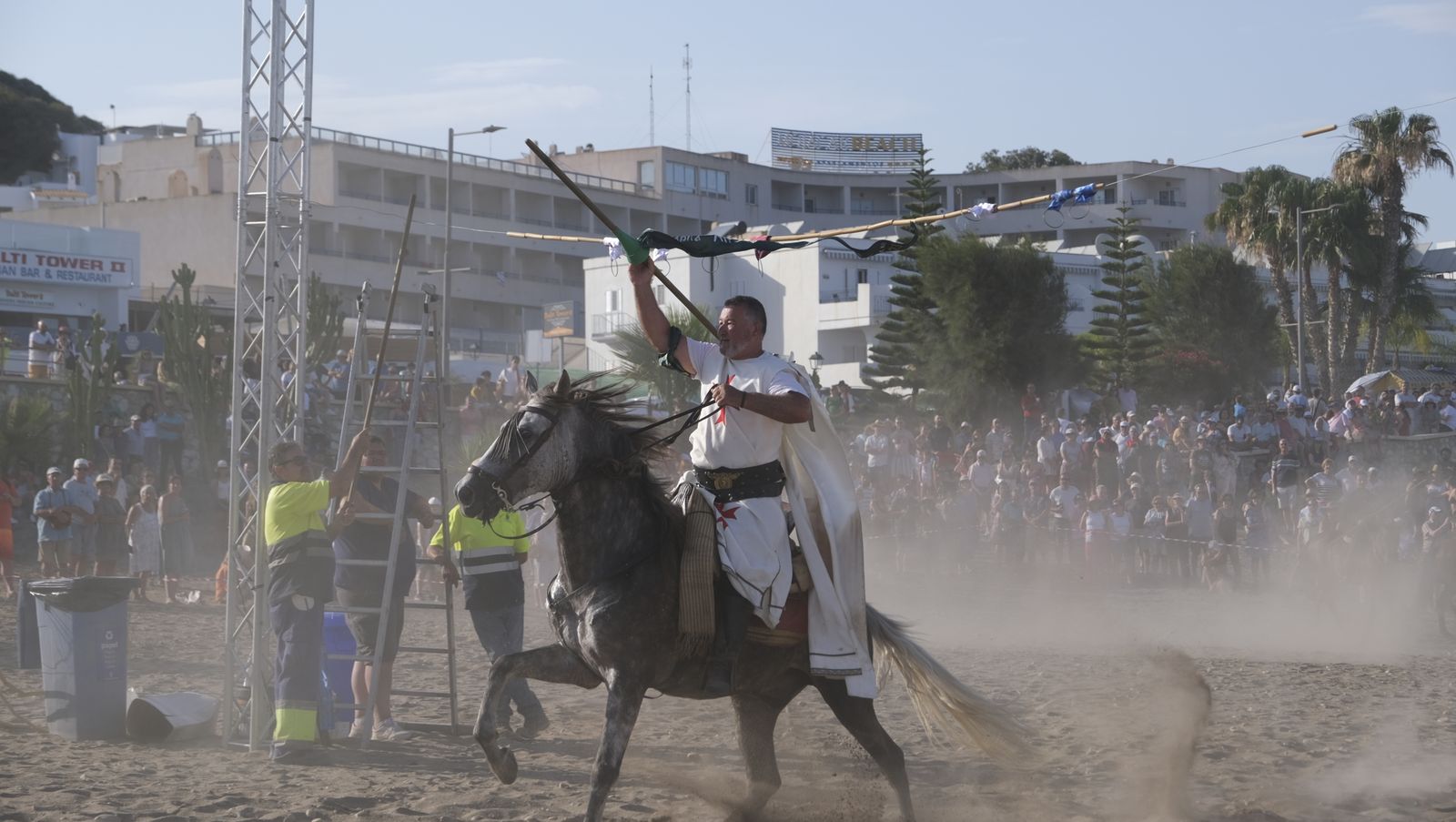 Imágenes de la carrera de cintas a caballo en las Fiestas de Moros y Cristianos de Mojácar