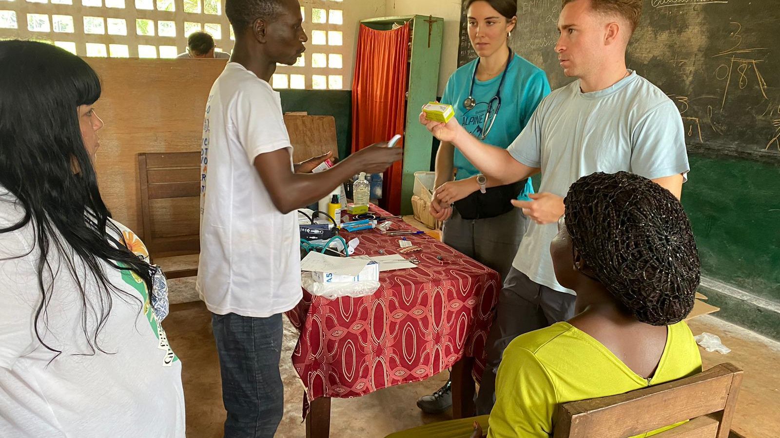 Los sanitarios durante una consulta de atención a la población