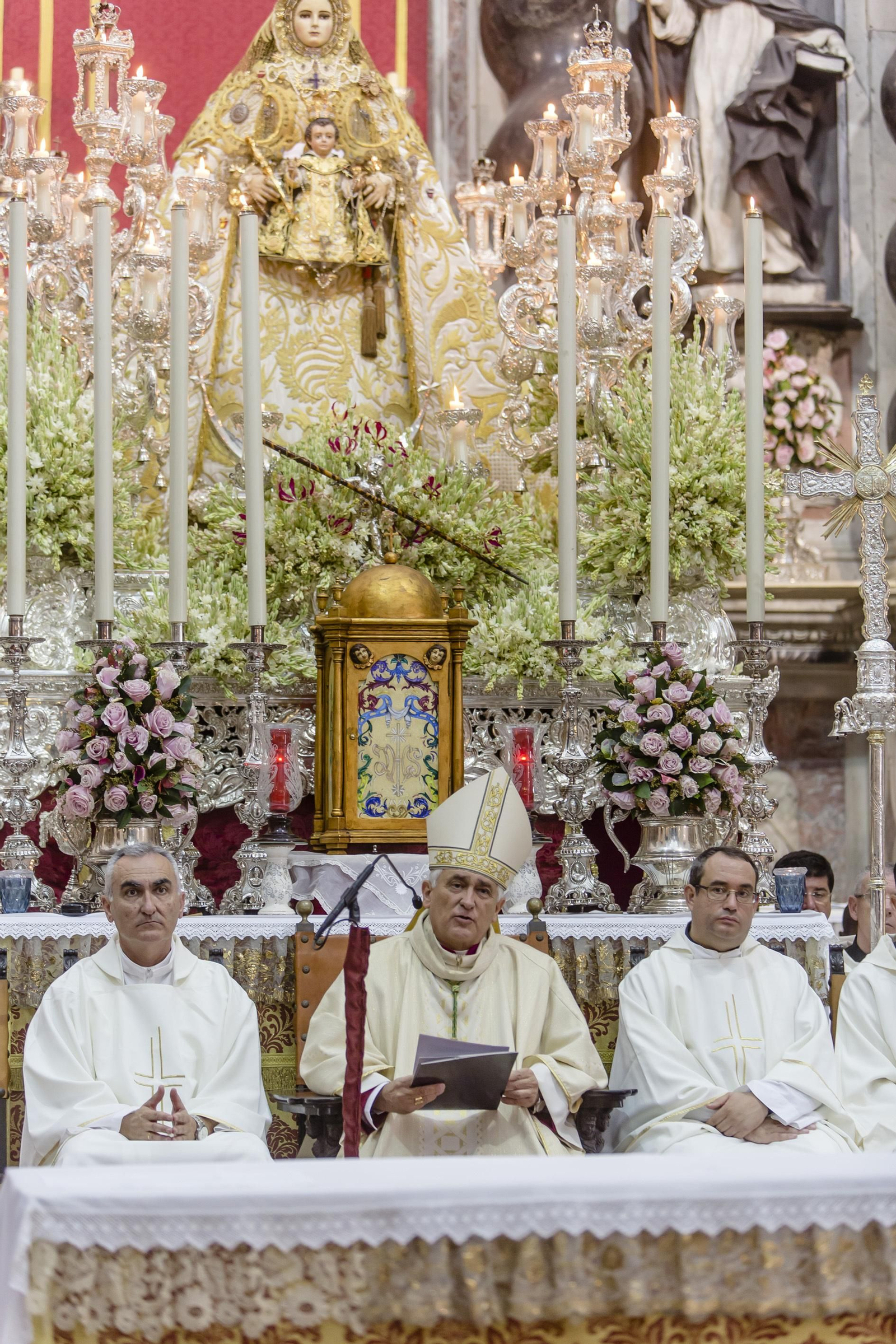 Las imágenes de la ofrenda y el pregón de la patrona de Cádiz, la Virgen del Rosario.