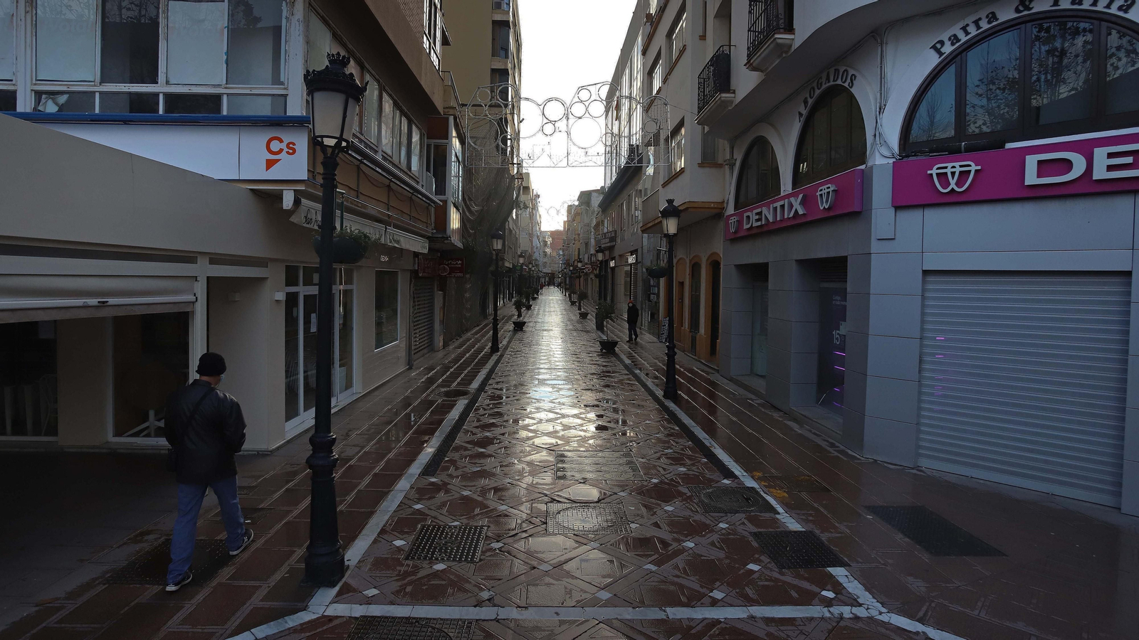 La calle Real de La Línea con sus comercios cerrados.