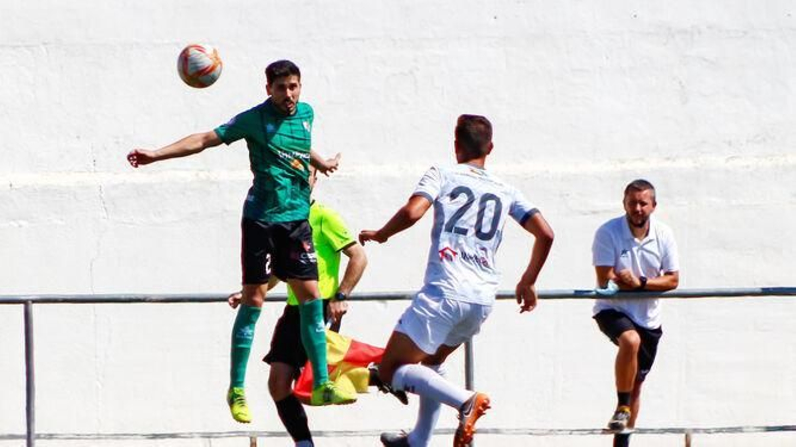 Acción de un partido entre Huétor Vega y Huétor Tájar