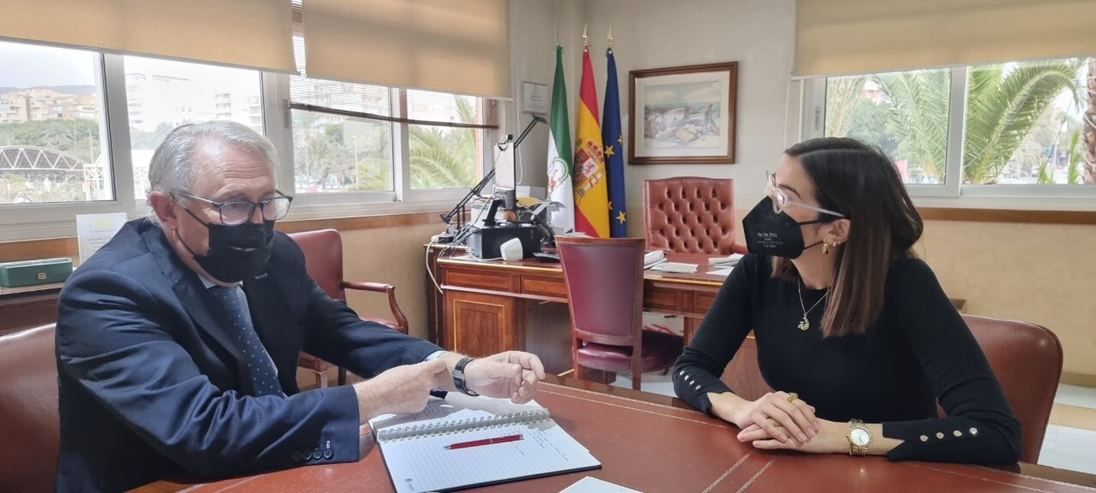 Jesús Caicedo, presidente de la APA, con Concepción Alcoba, directora provincial de Comercio y delegada del Icex en Almería
