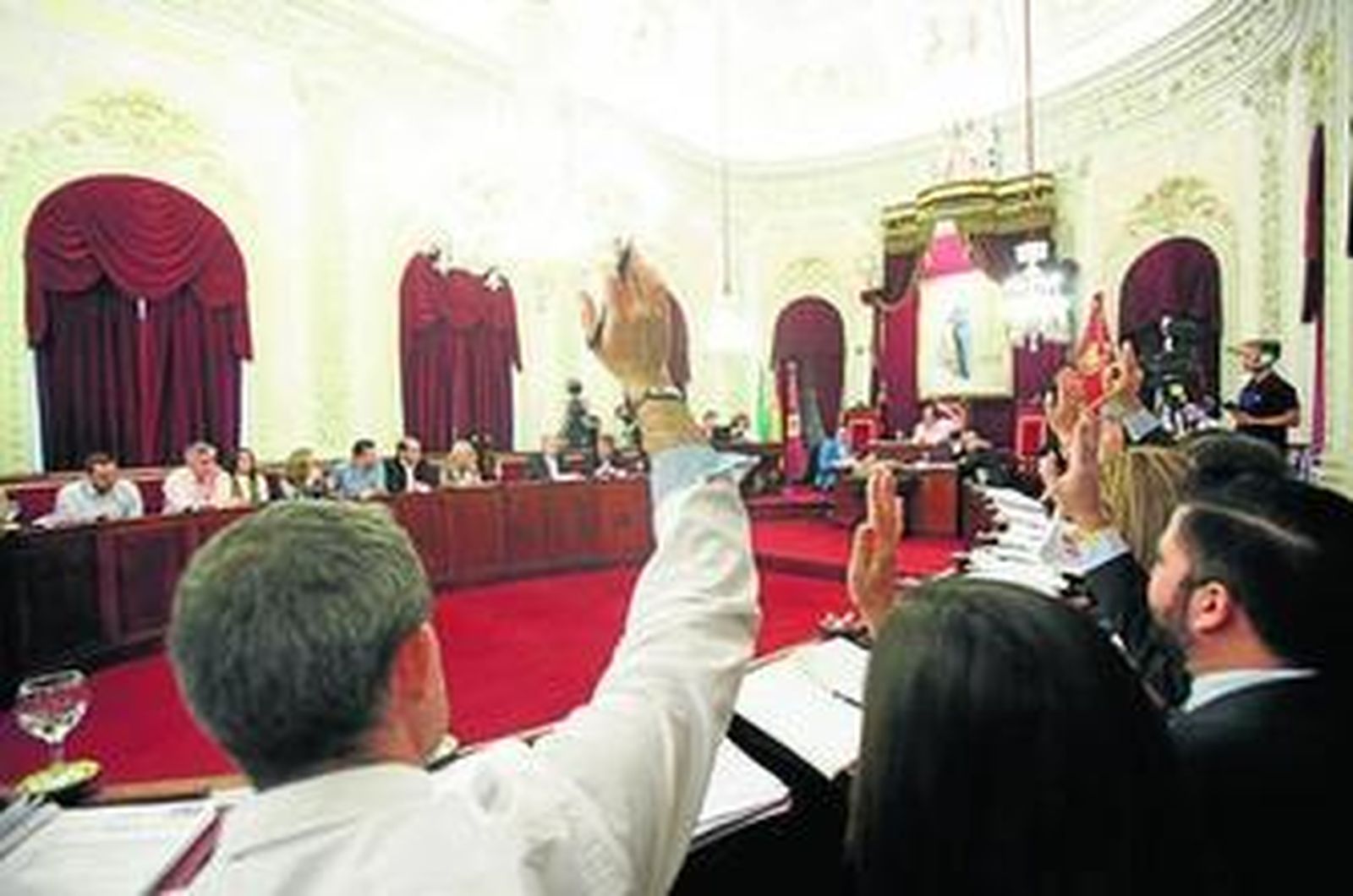 La Corporación municipal durante una de las votaciones que se desarrollaron ayer en el salón de Plenos.