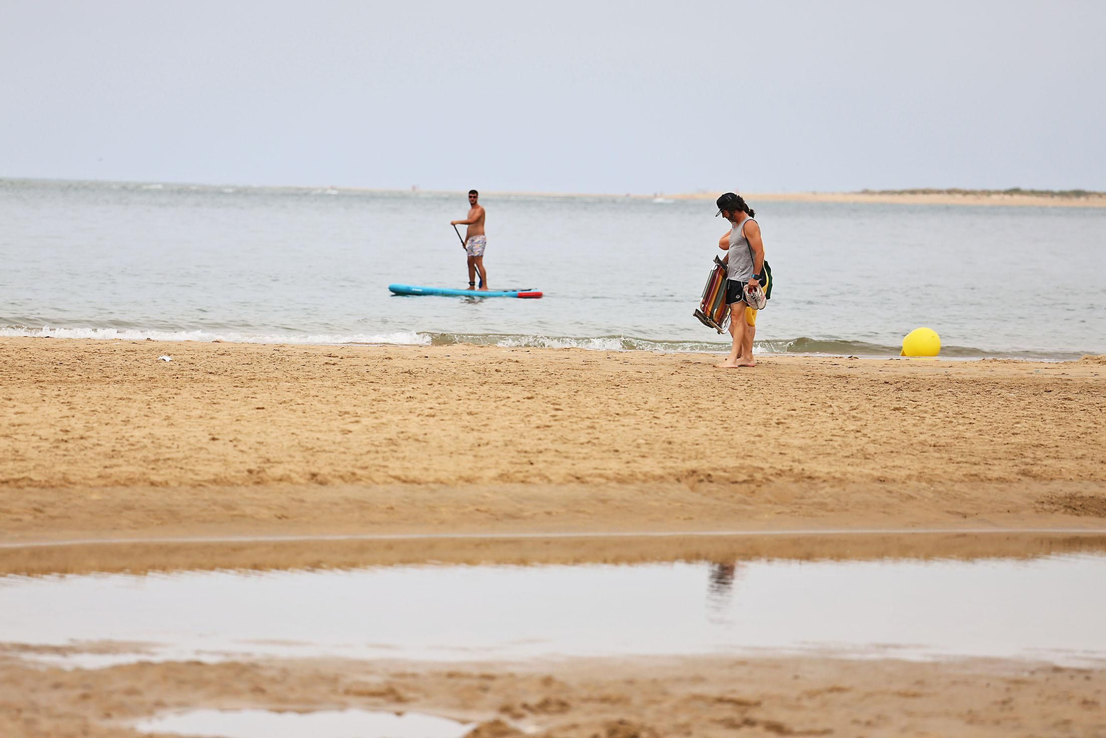 Imágenes del ambiente en las playas de Huelva en la mañana de domingo