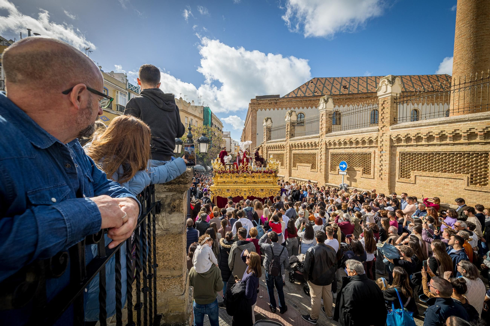 Imágenes de la salida de Cigarreras en la Semana Santa de Cádiz 2025