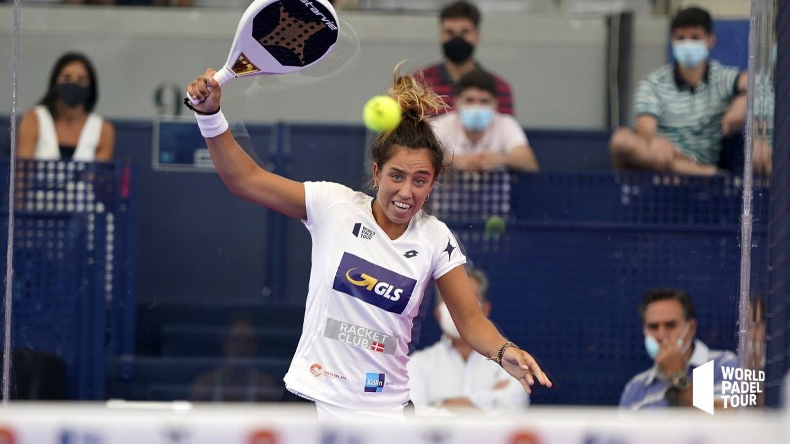 Bea González golpea de revés en un instante del partido.