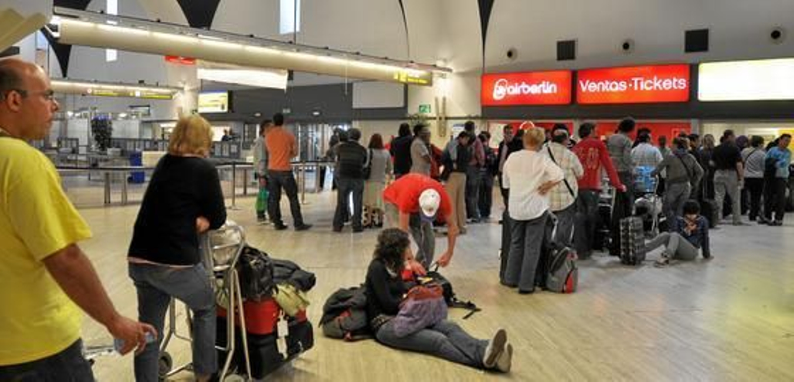 Desesperación y largas colas en San Pablo por el cierre de aeropuerto.

Foto: Manuel Gómez