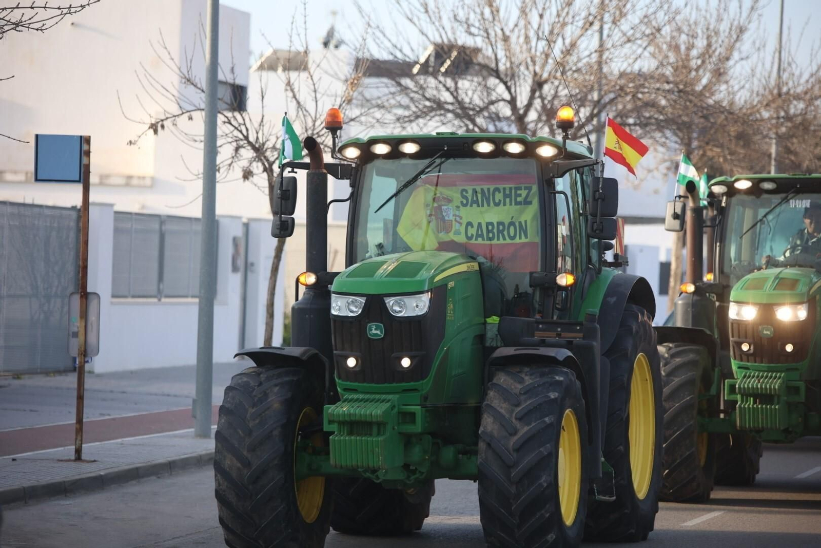 Agricultores y ganaderos colapsan con sus tractores los accesos a Jerez