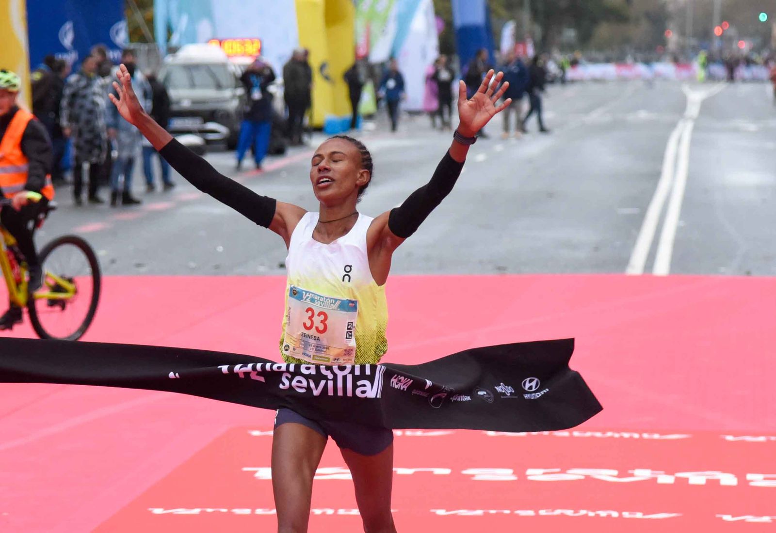 Zeineba Yimer Worku entra en la línea de meta tras batir el récord de la prueba.