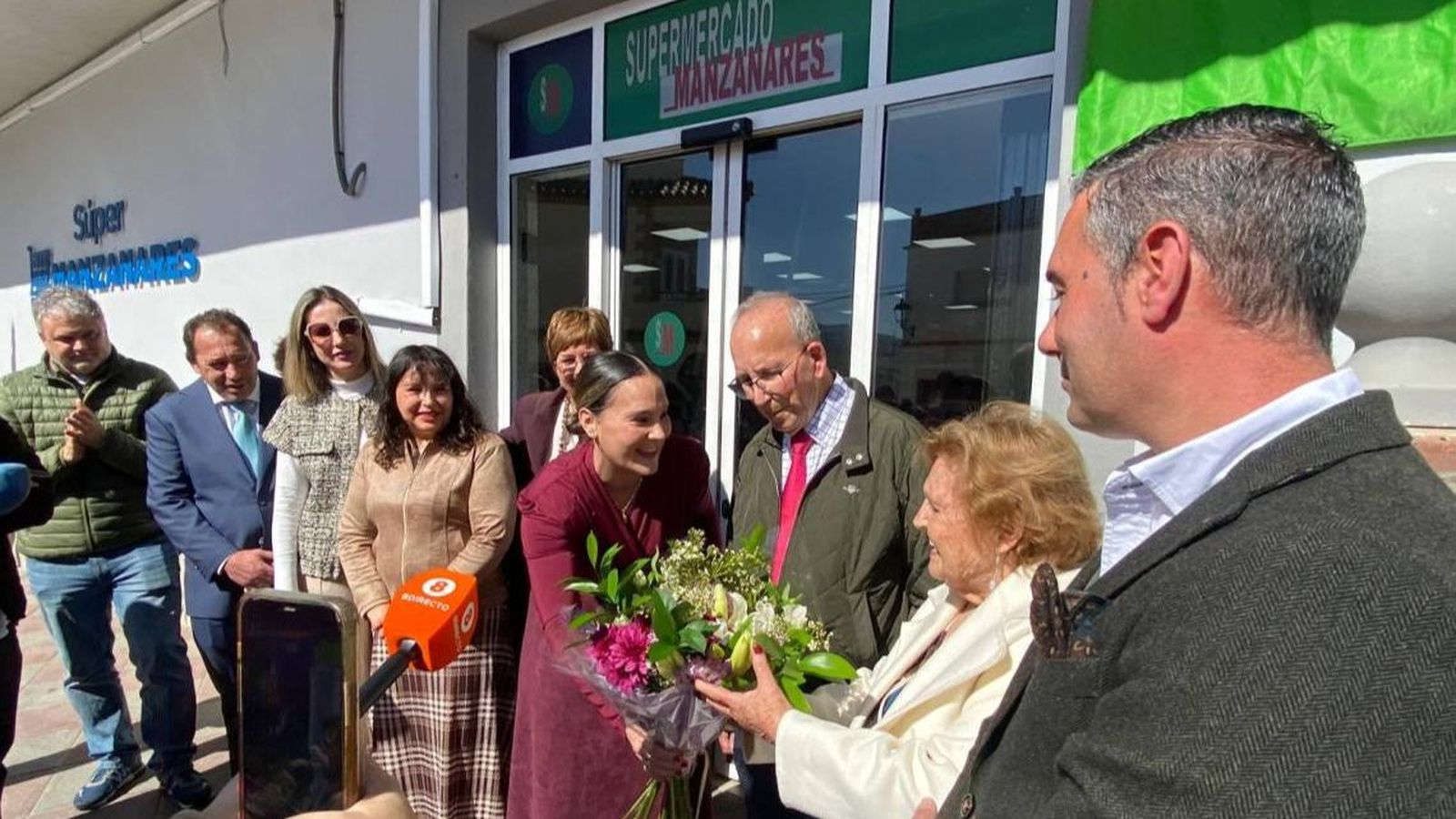 Acto de homenaje al supermercado Manzanares en Los Barrios.