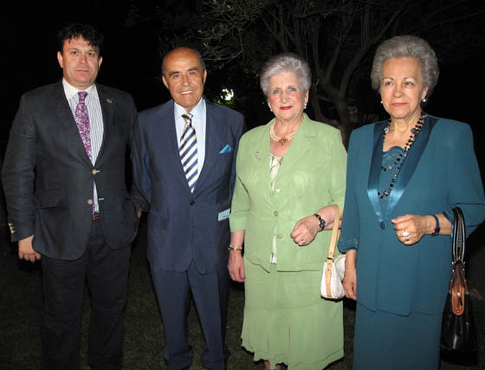 Juan Pérez Garramiola, presidente del Club de Leones de Sevilla; el empresario hostelero Juan Robles, Paquita Cruzado y Manuel Robles.

Foto: Victoria Ramírez