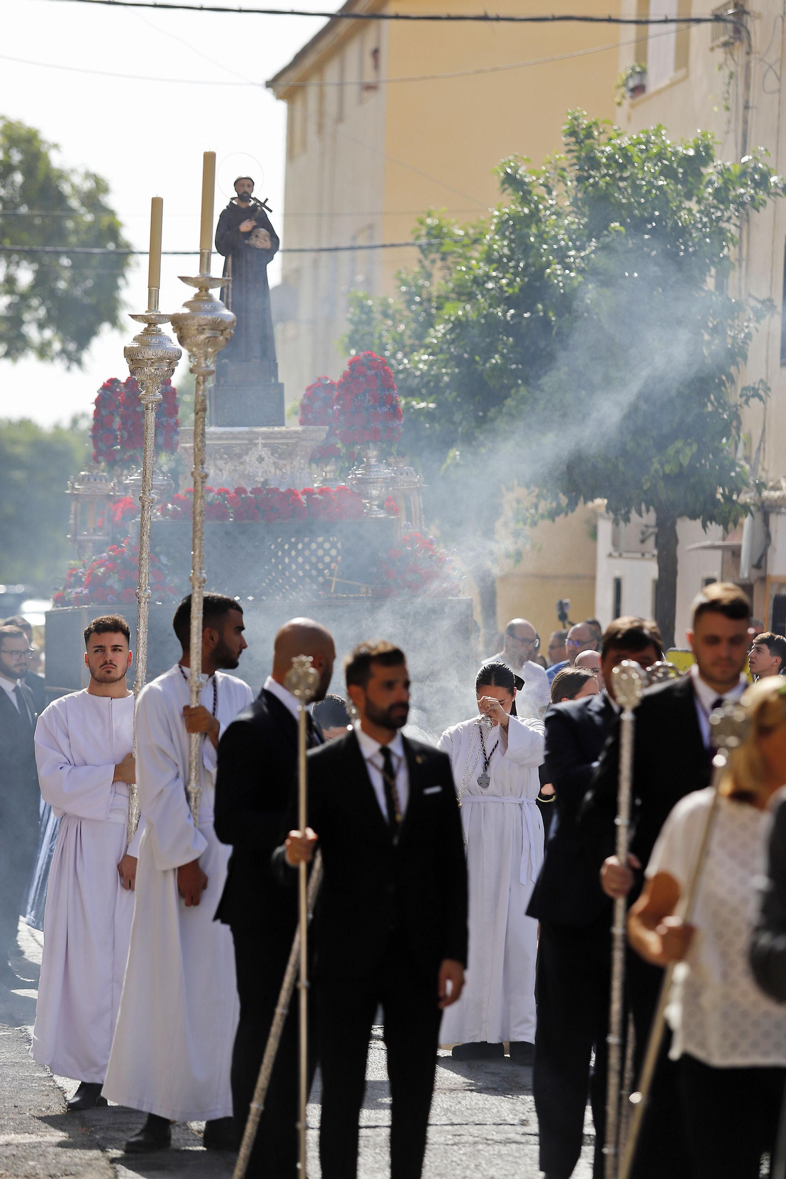 Imágenes de la procesión de San Francisco de Asís por las calles de Pérez Cubillas y bendición de animales y plantas