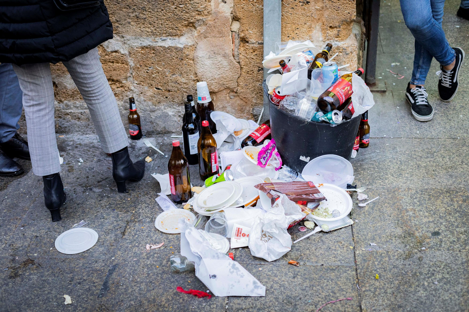 Desperdicios y botellas arrojadas en una esquina de Cádiz durante estas fiestas.