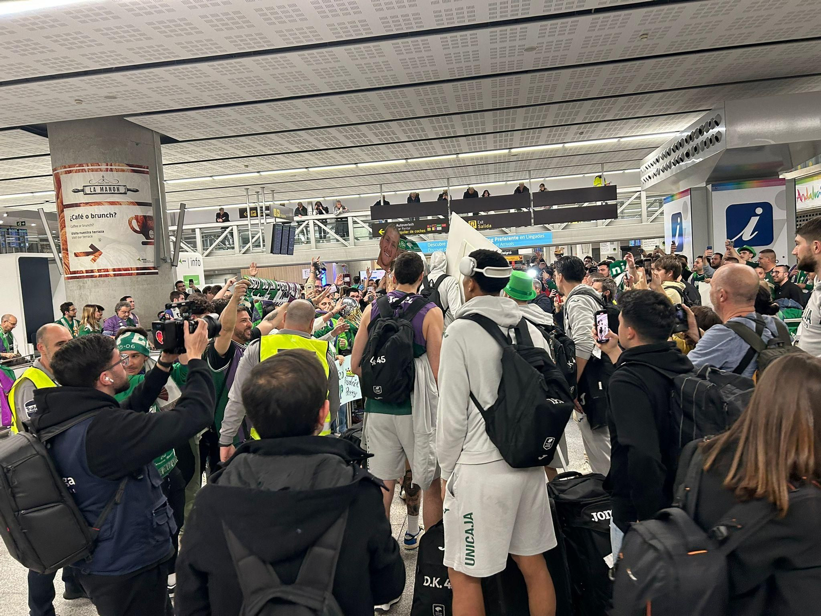 Alegría en la llegada del Unicaja al aeropuerto