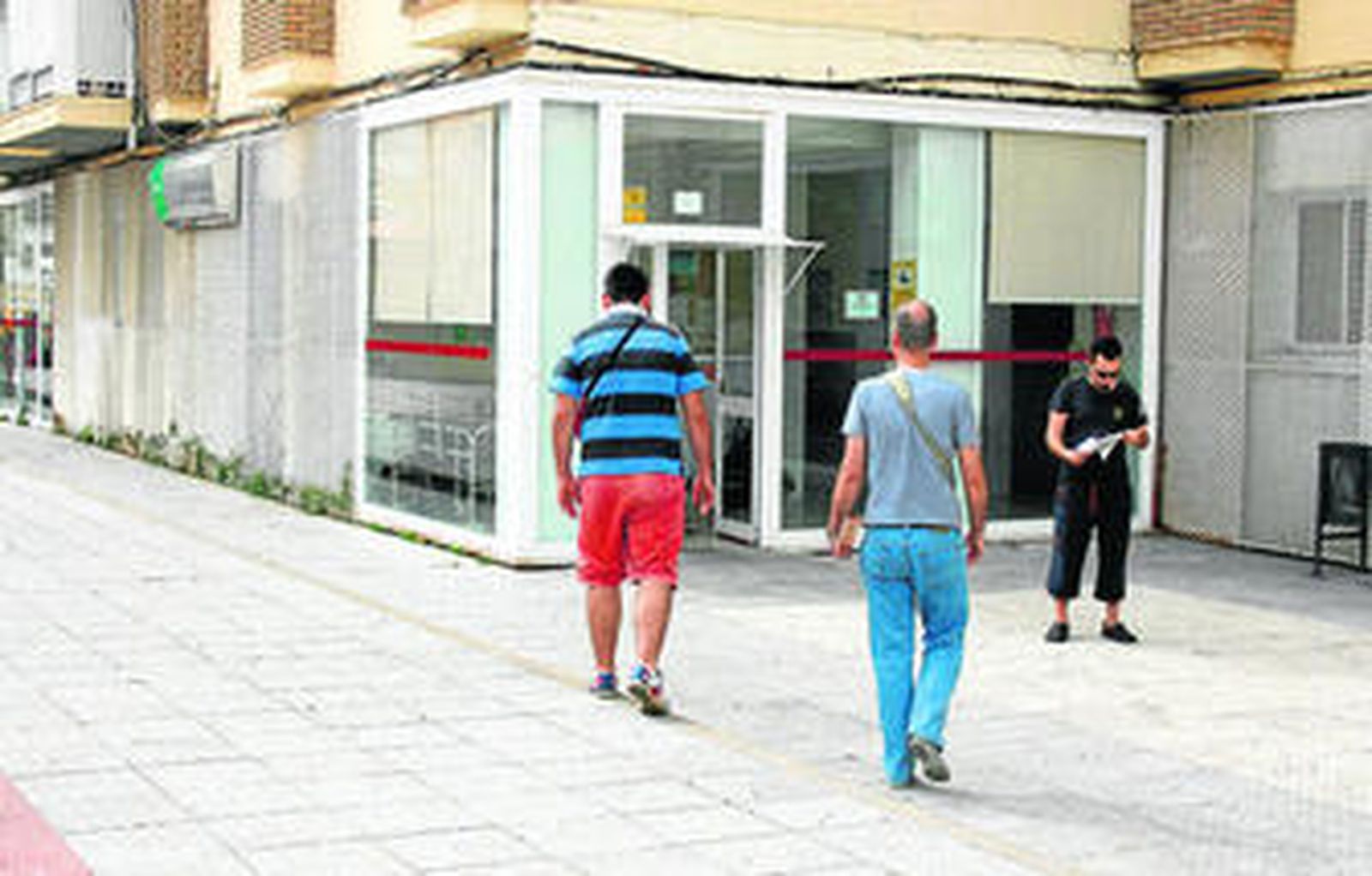 Fachada del centro de salud de Isla Chica, en la plaza Perlita de Huelva.