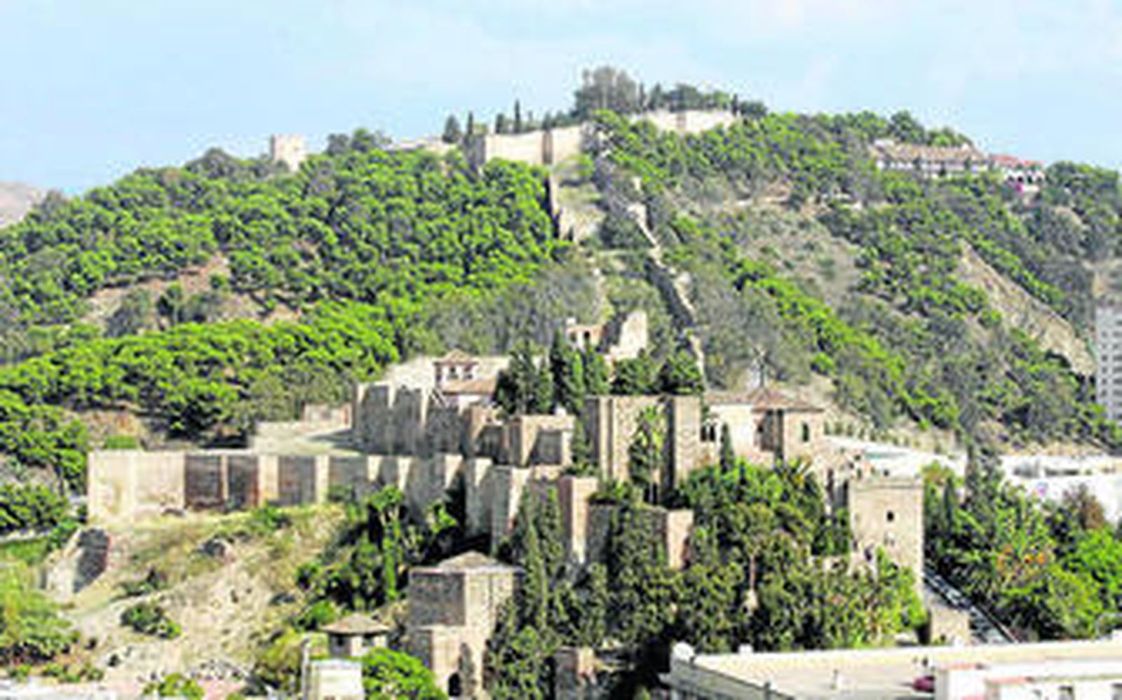 Conjunto monumental de la Alcazaba de Málaga con el castillo de Gibralfaro detrás.