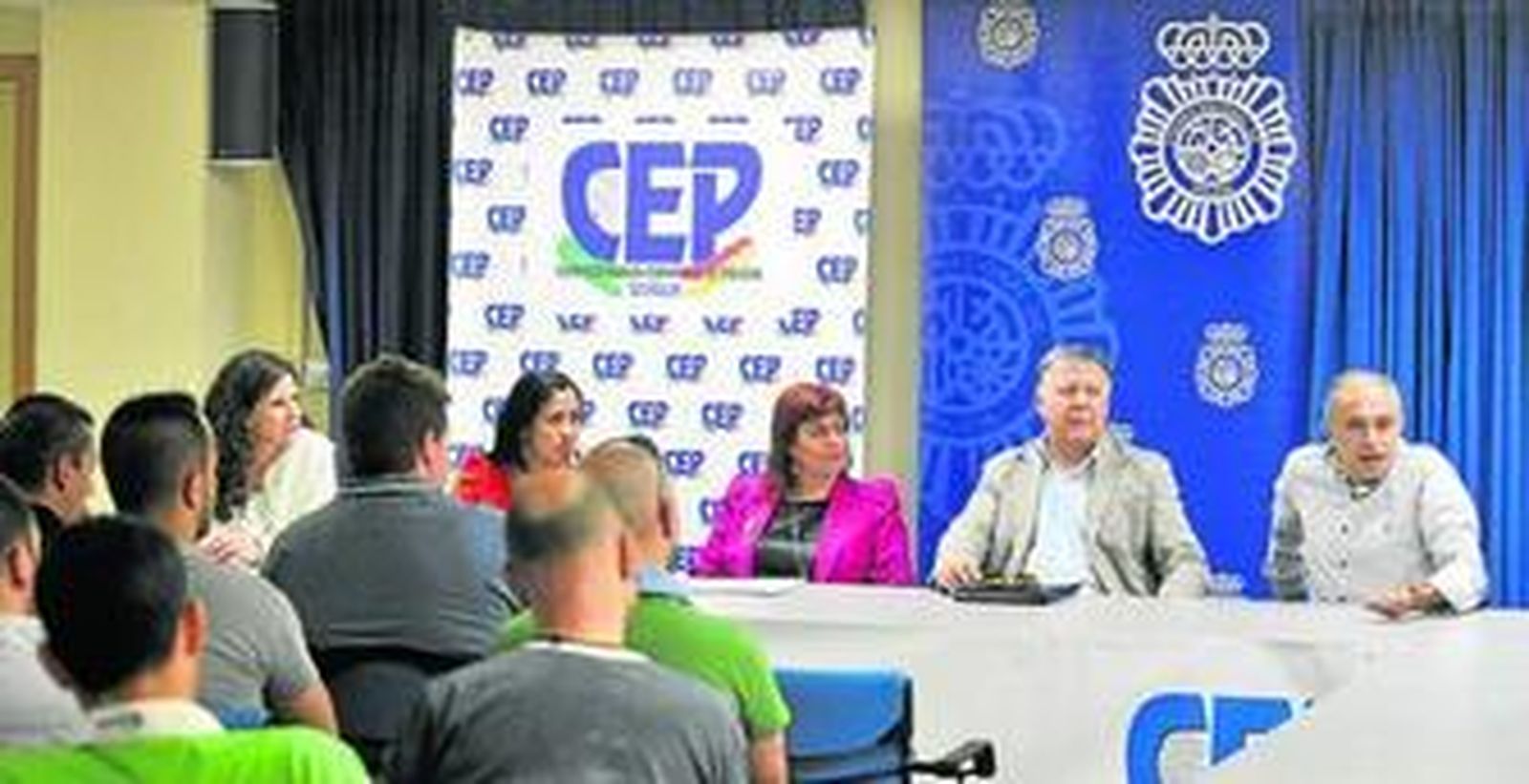 El psiquiatra Andrés López (primero por la derecha), en un momento de la inauguración del curso, ayer en la Jefatura Superior de Policía.