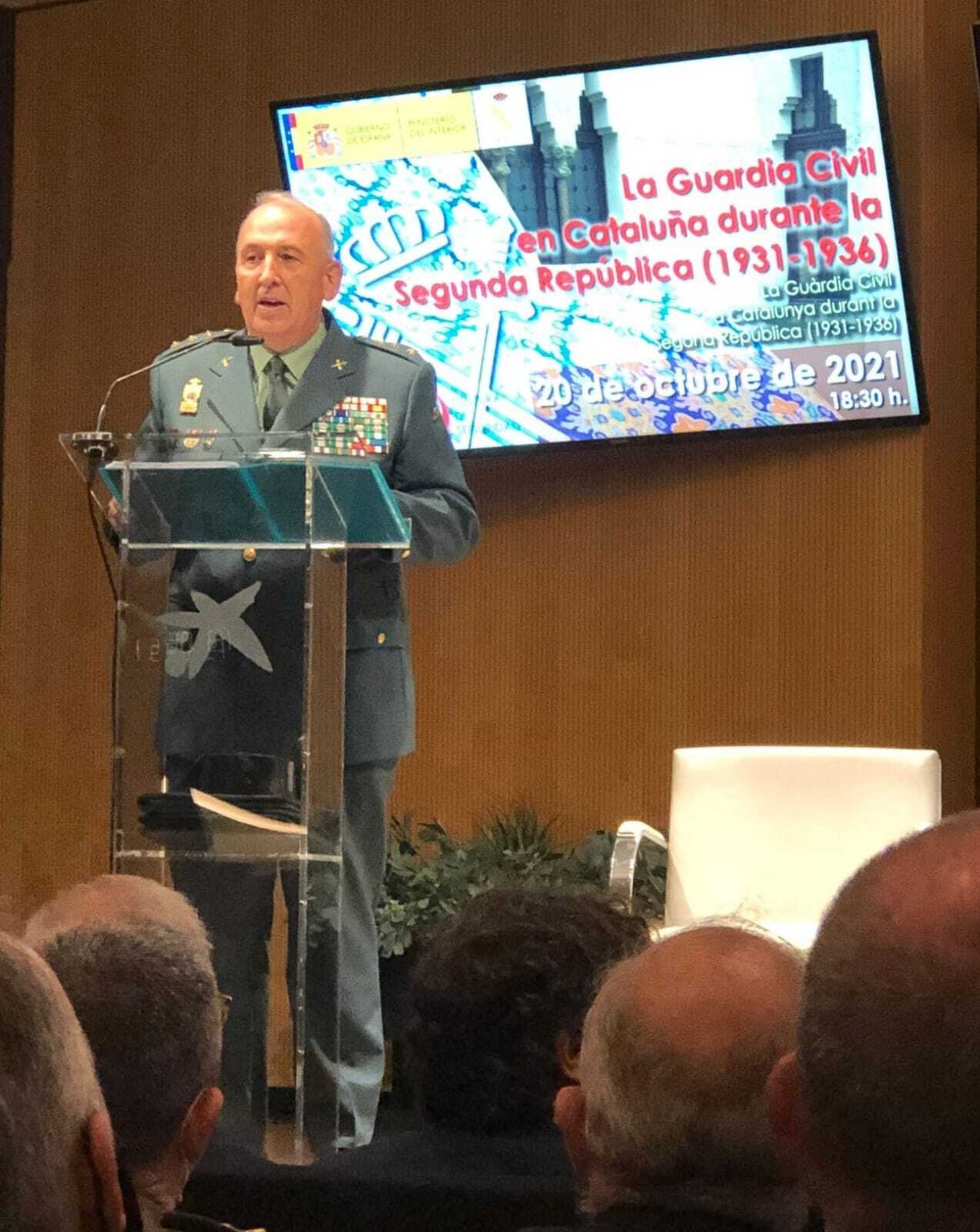 El coronel de la Guardia Civil de Cádiz, Jesús Núñez, pronuncia una conferencia en Barcelona.