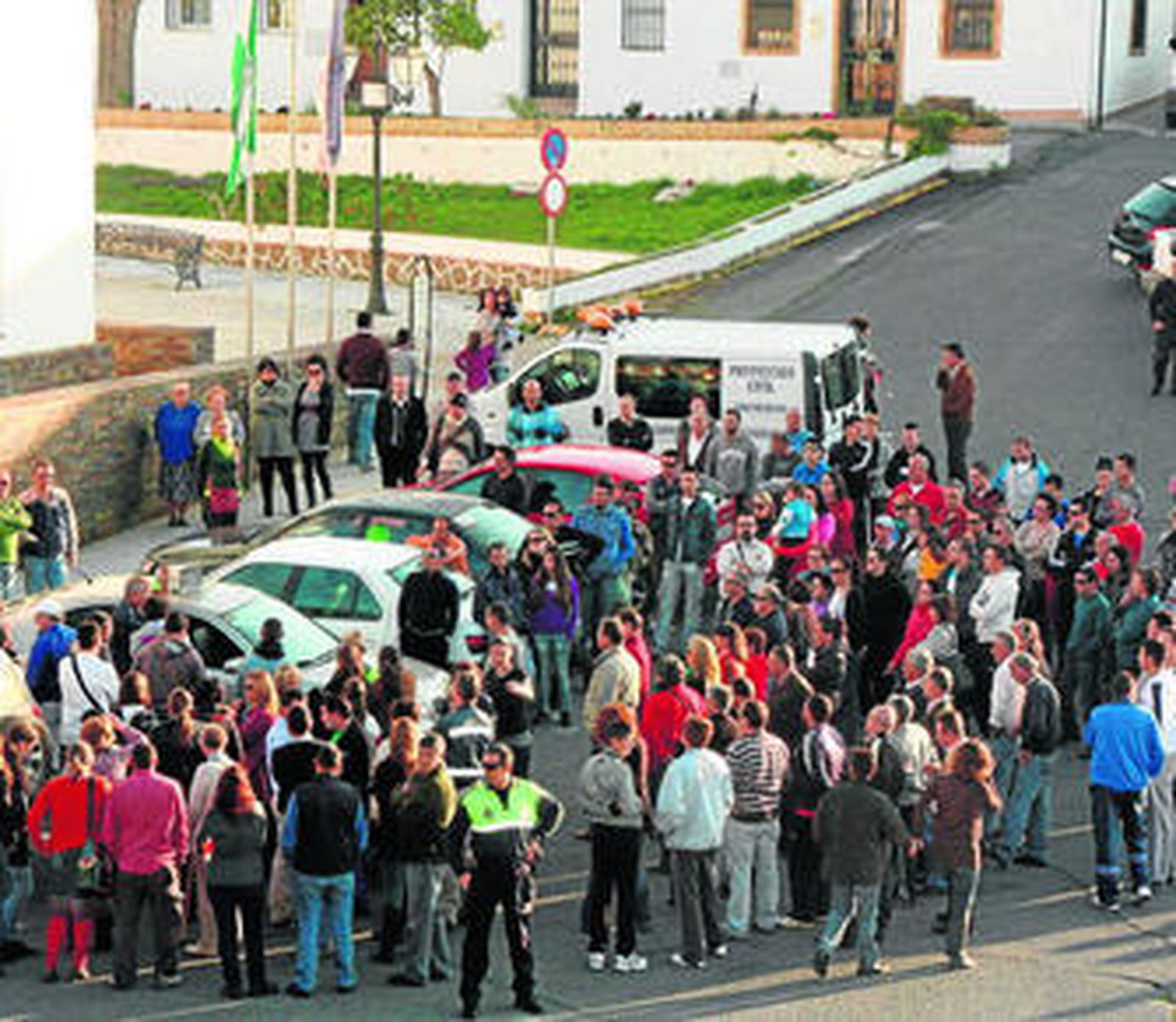 Concentración, ayer tarde, a las puertas del Ayuntamiento de Riotinto.