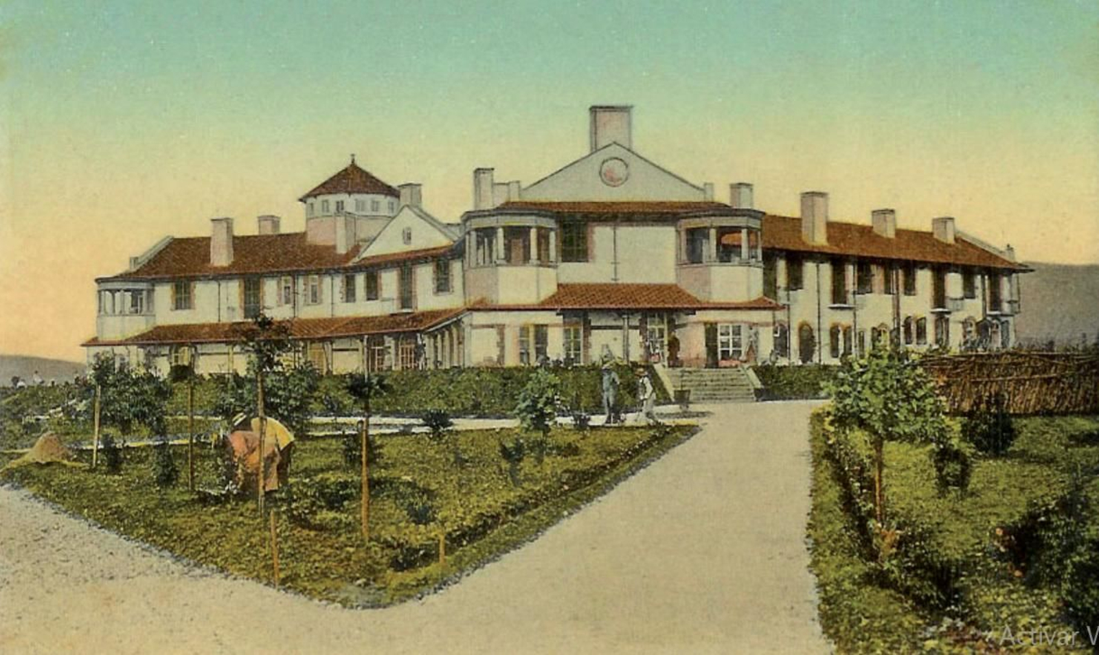 Una vista del hotel y de sus amplios jardines, entre 1901 y 1902, a poco de inaugurarse el establecimiento.