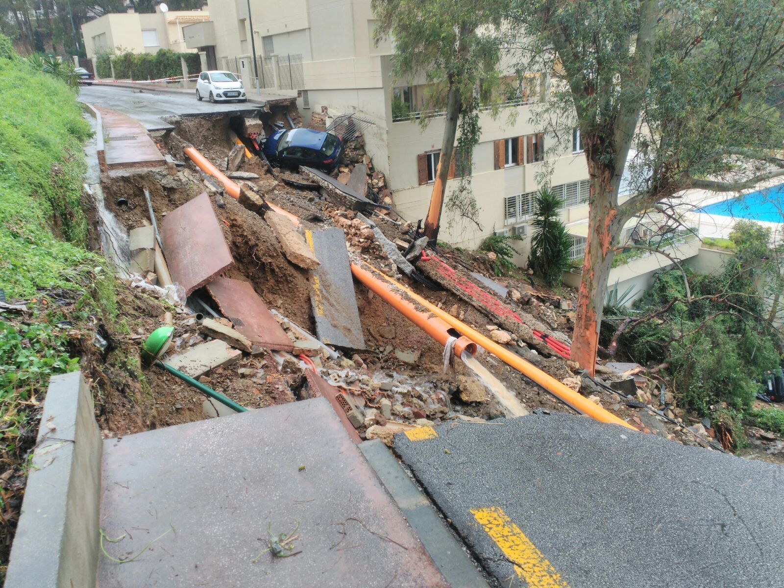 Hundimiento de la calzada en Cerrado de Calderón