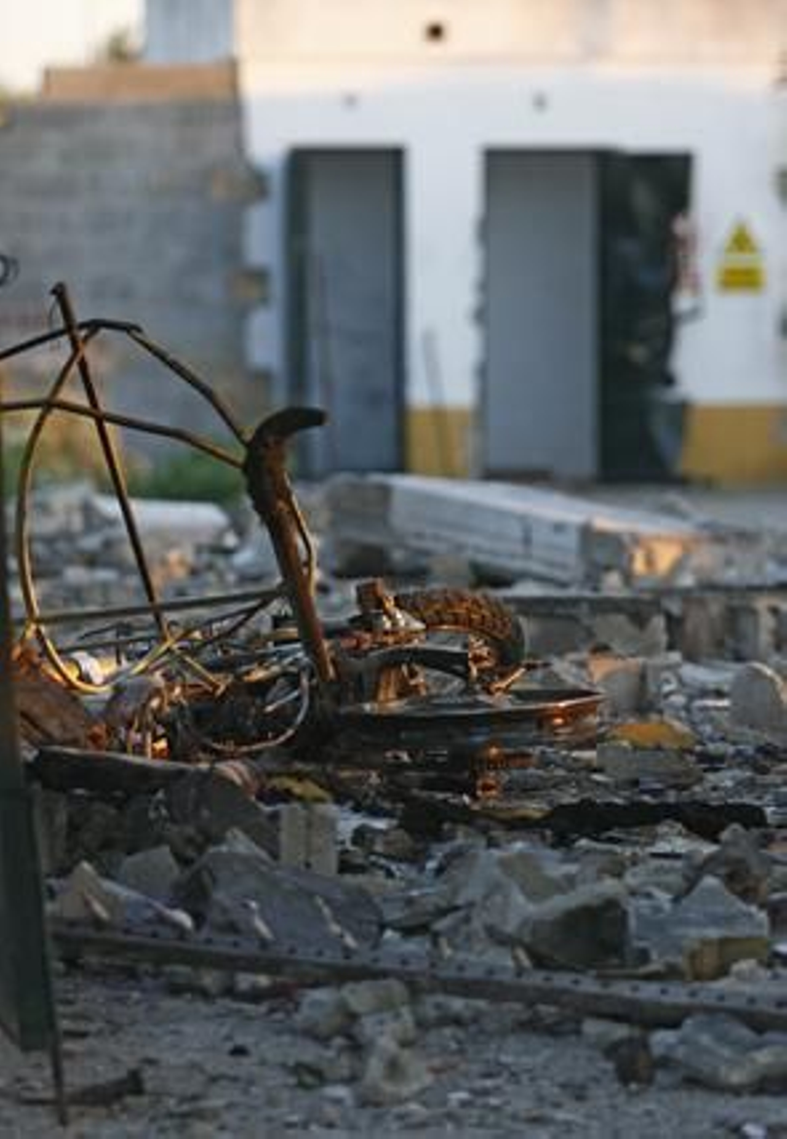 Restos de una bicicleta destrozada por las llamas.

Foto: Belén Vargas