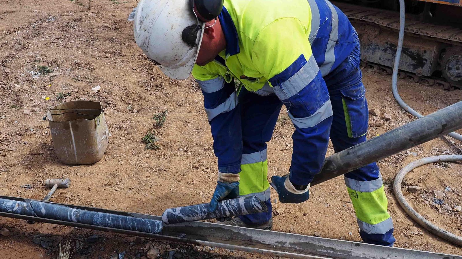Un sondista extrae testigos de una de las máquinas de perforación