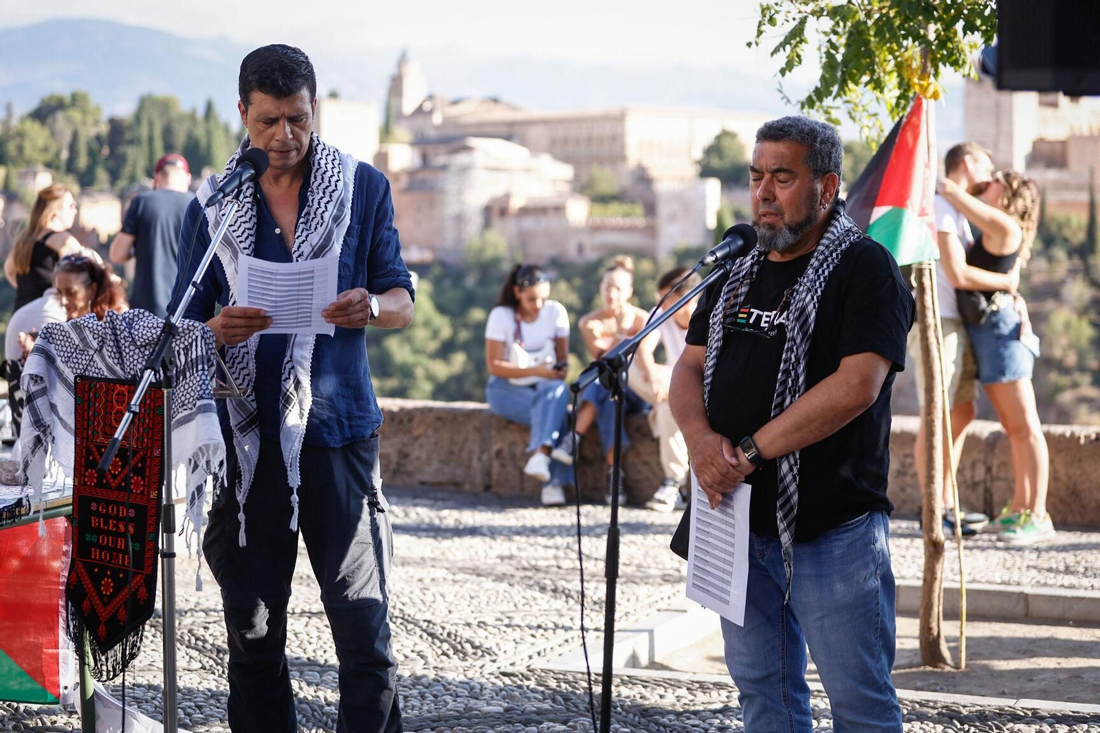 Lágrimas frente a la Alhambra, en imágenes: así se han leído en Granada los nombres de los niños muertos en Gaza