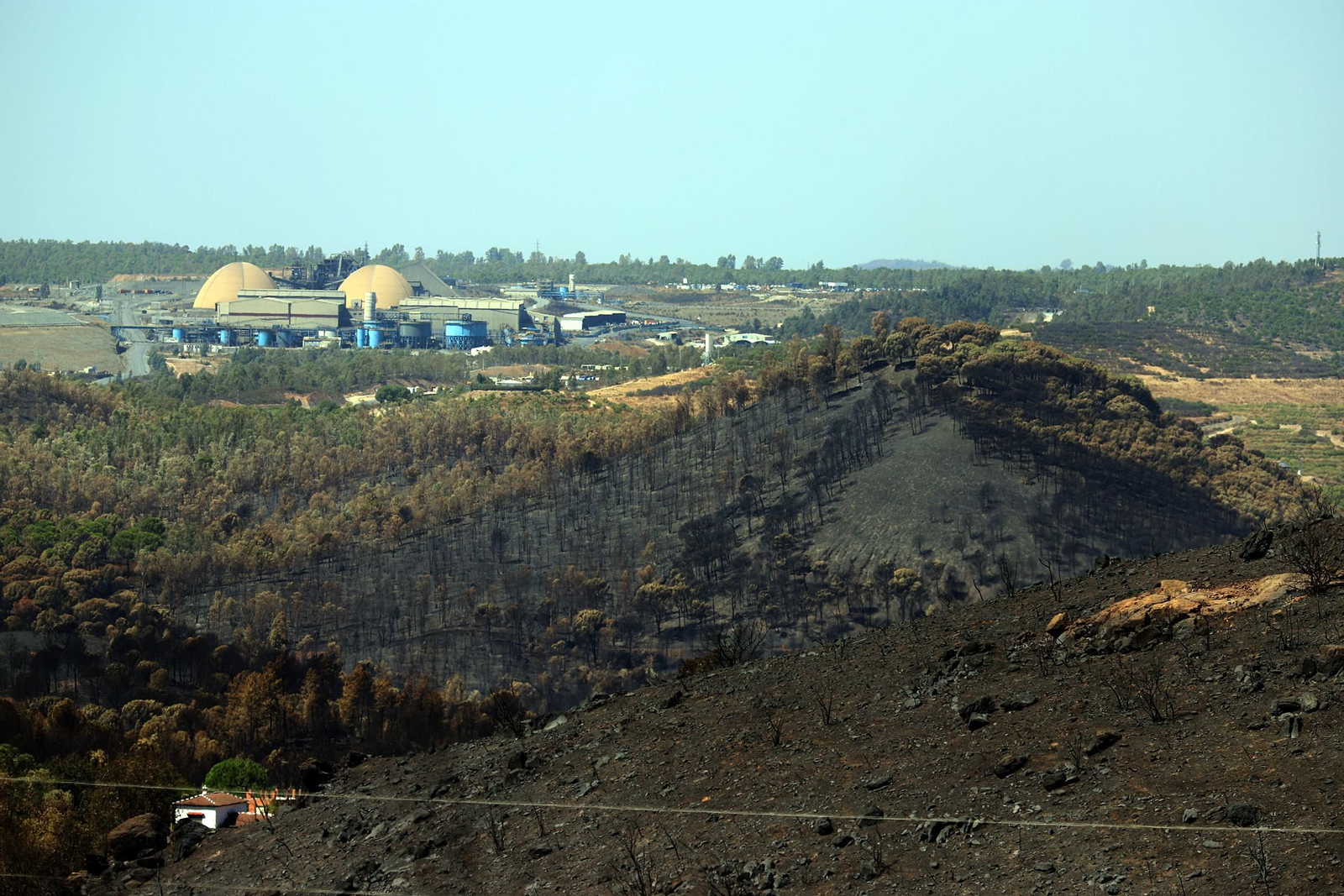 Imágenes de las zonas devastadas por el incendio de Almonaster la Real