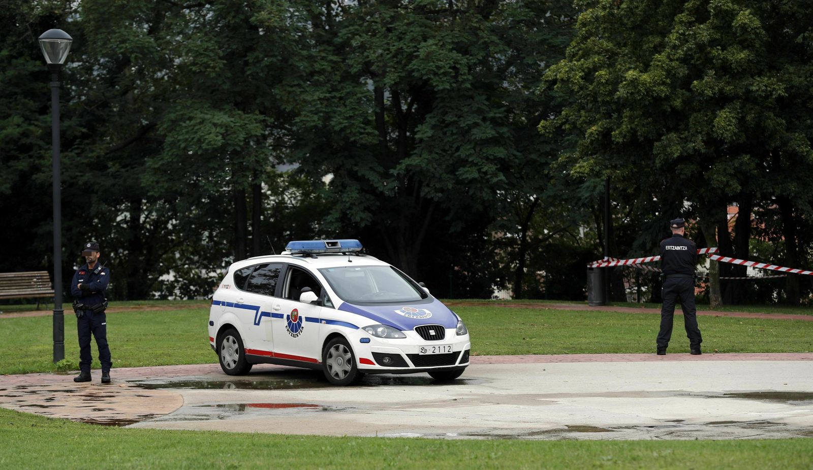 Agentes de la Ertzaintza custodian la zona en el parque de Etxebarria en Bilbao.