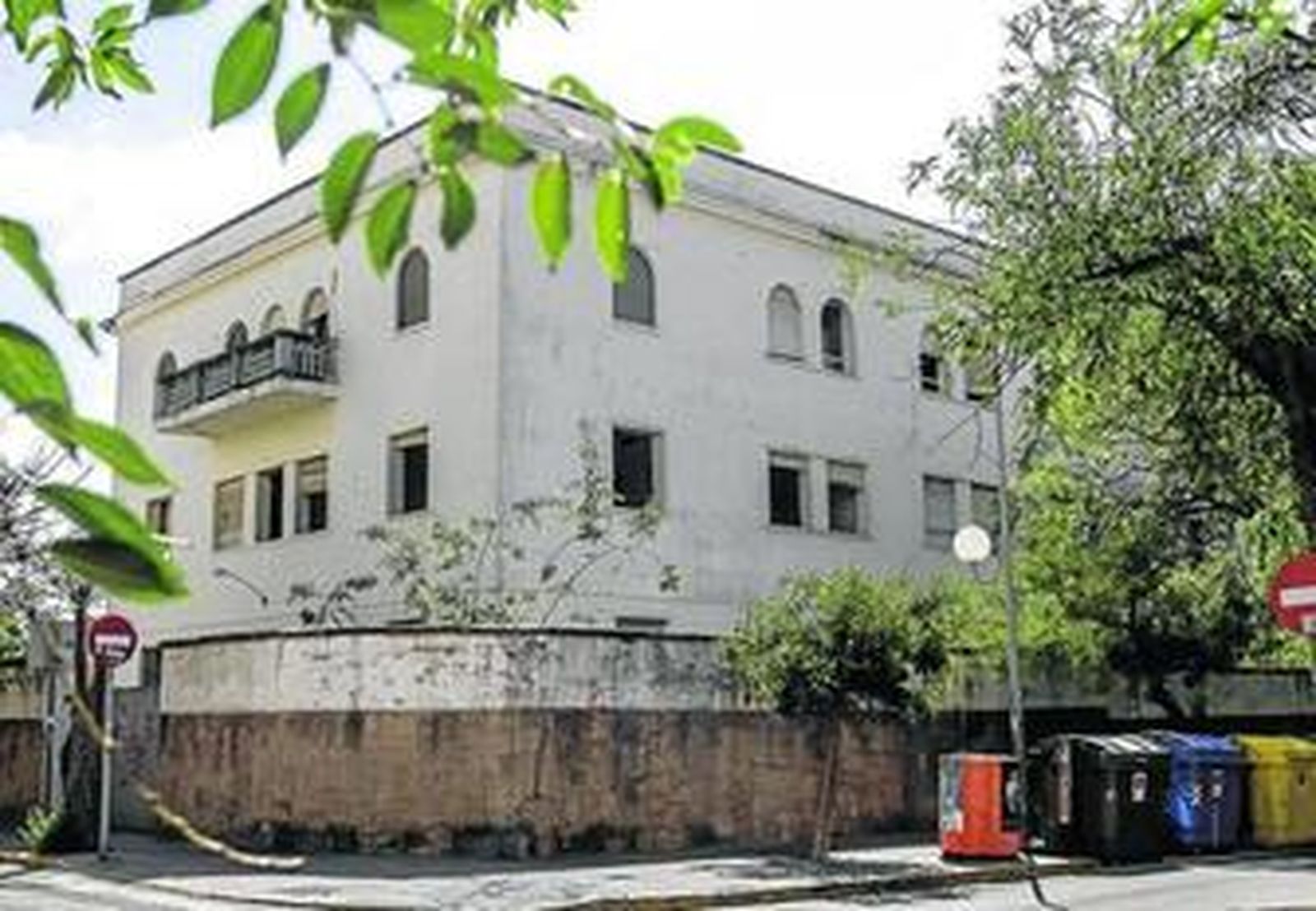 La antigua sede del INEM, que espera ahora ser demolida para la futura construcción de la Ciudad de la Justicia.