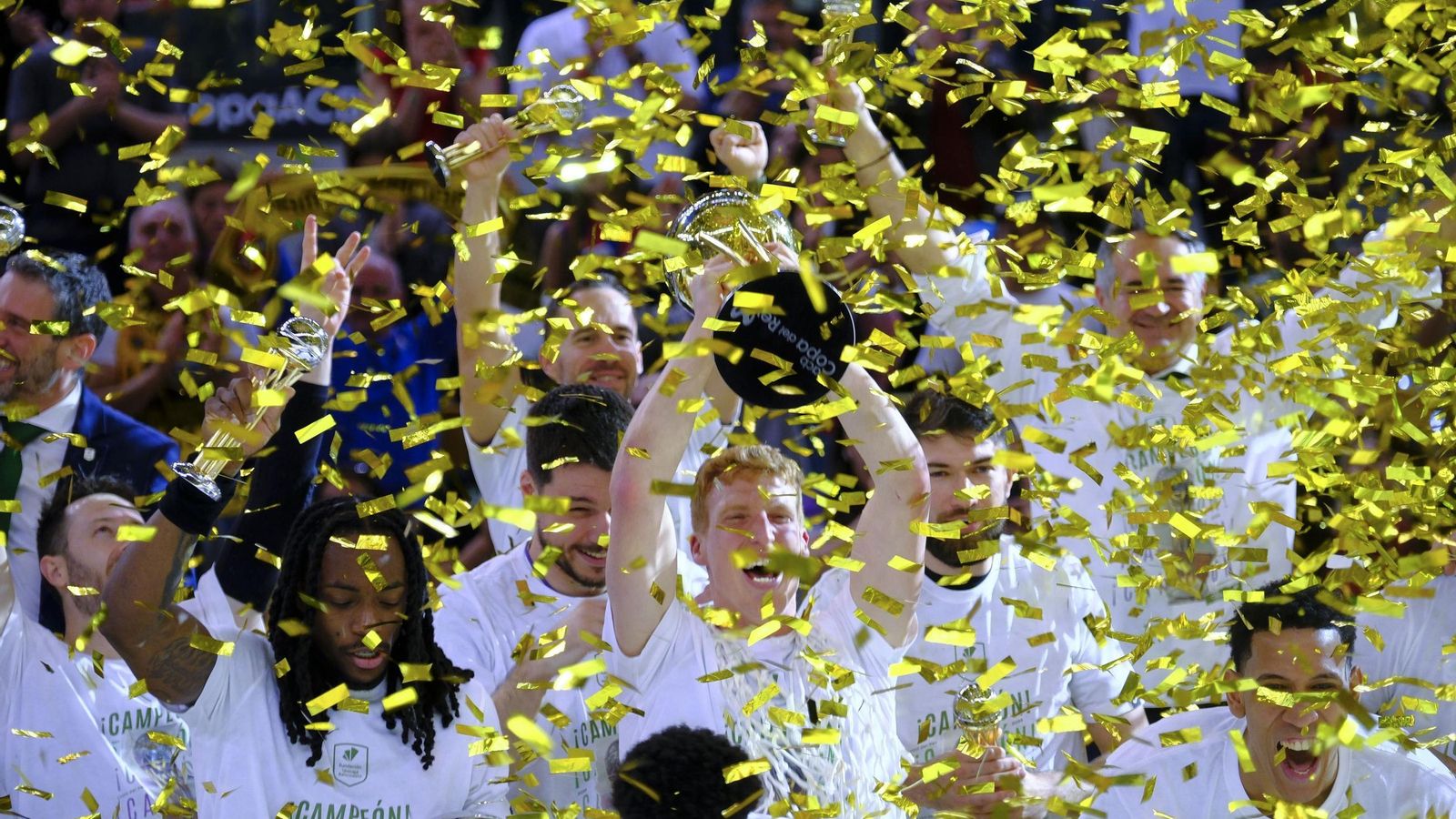 El Unicaja, campeón de Copa: Todas las imágenes del partido, la fiesta y la llegada a Málaga