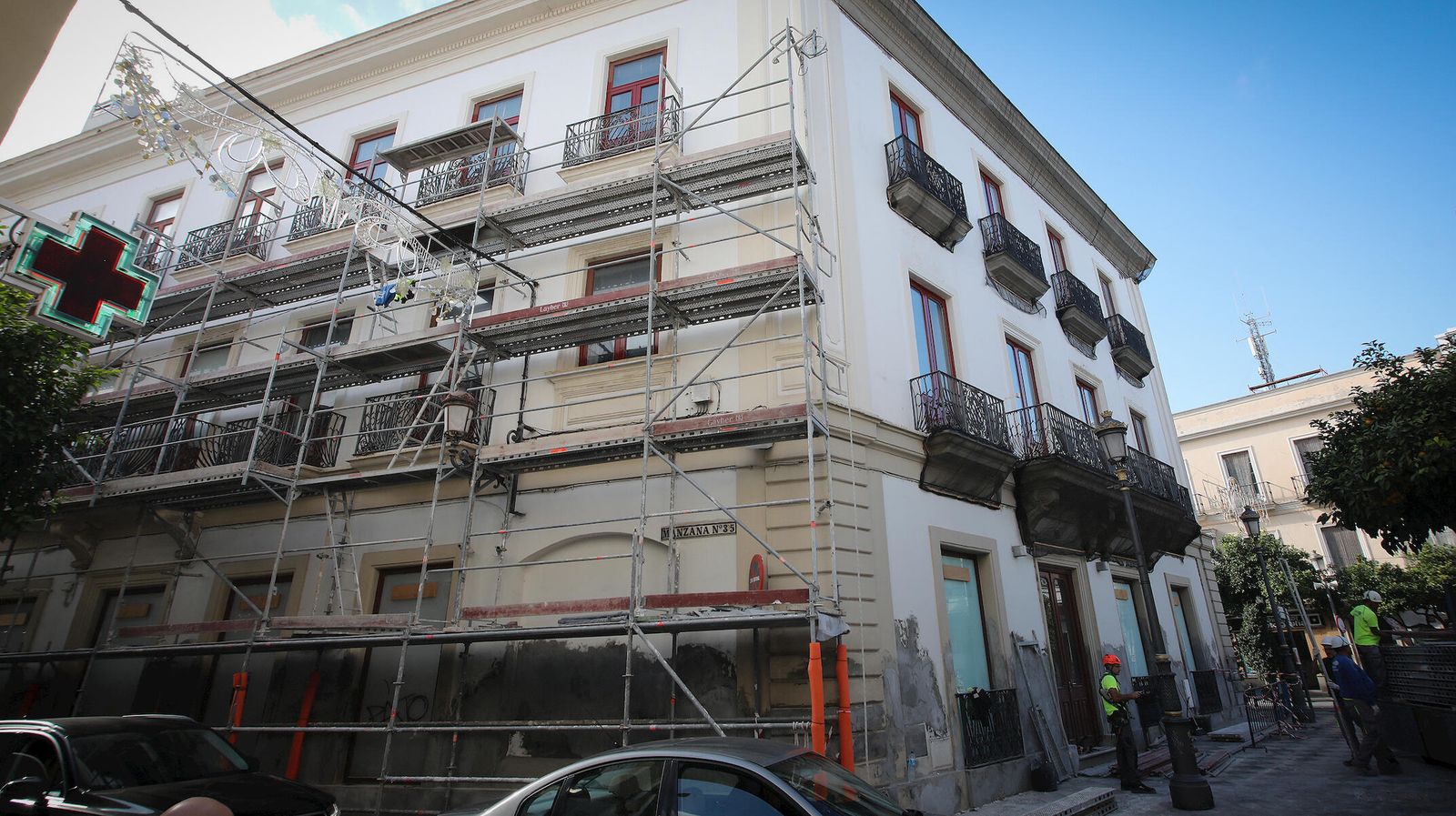 Andamios en la fachada del antiguo Zara de la Rotonda de los Casinos.