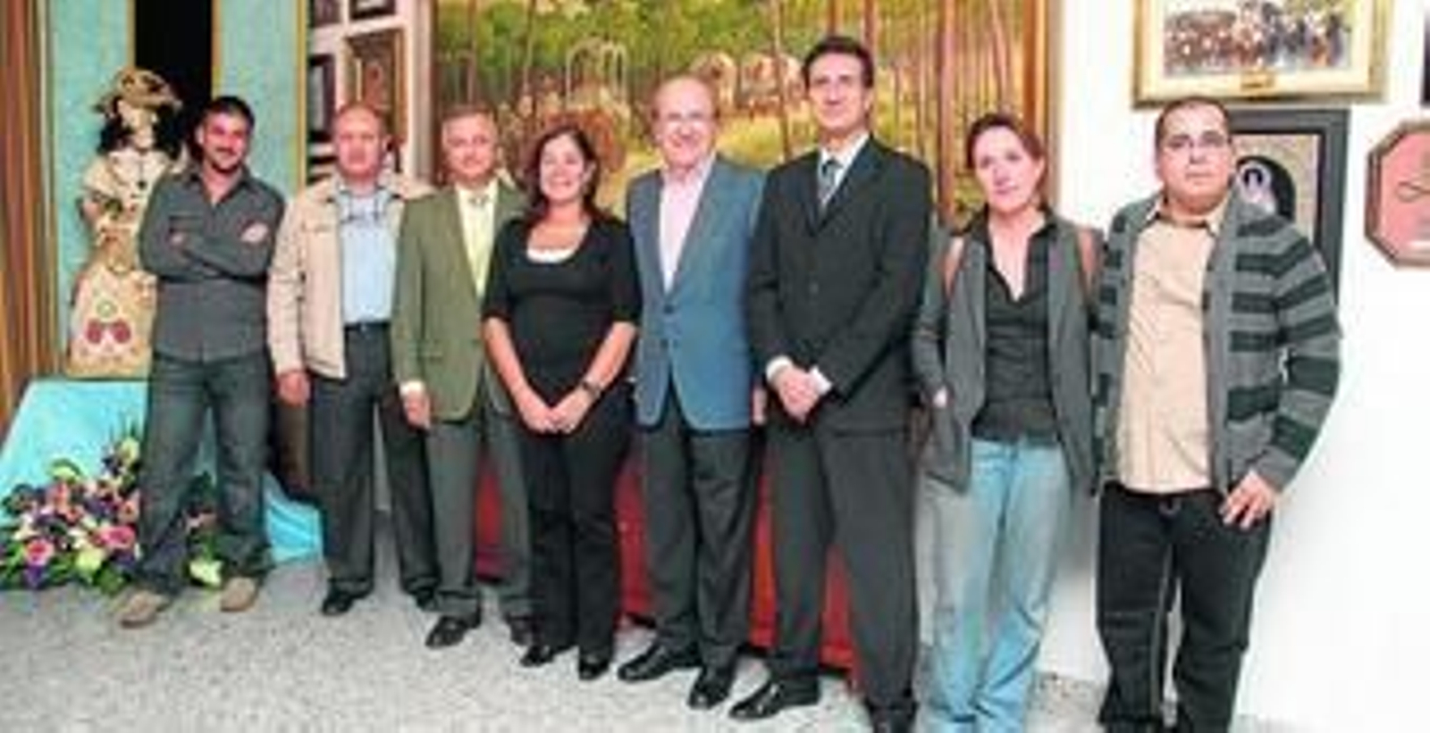 Los miembros del jurado y del director de Huelva Información, ayer en la casa hermandad de Huelva.