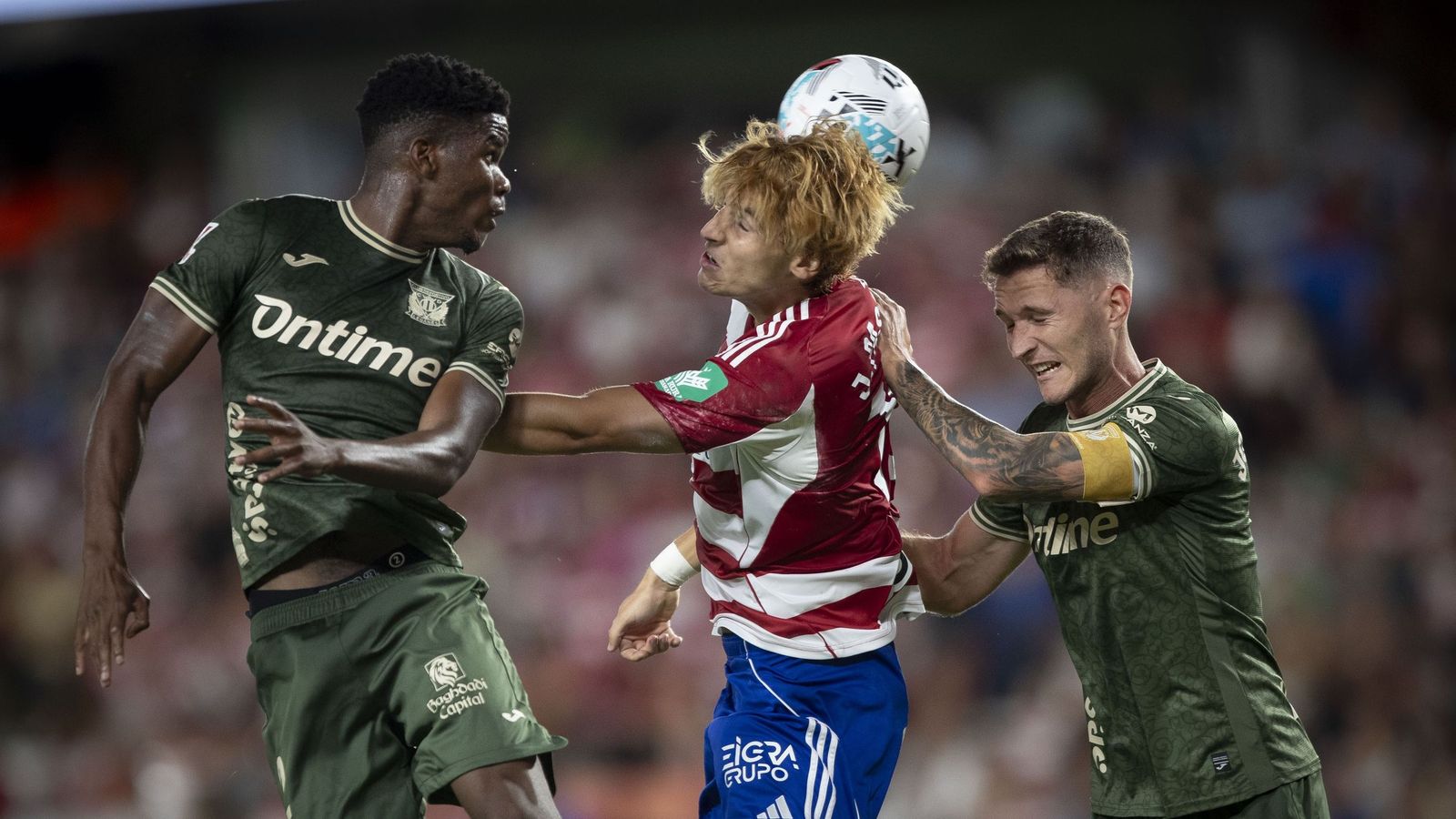 Marvel despeja un balón en la visita del Leganés al Granada.