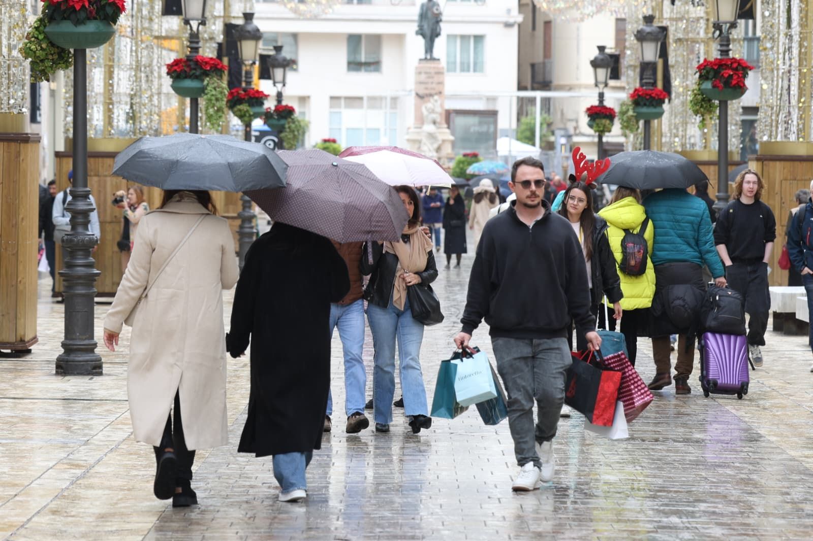 Los paraguas acompañan en estos días de fiesta a los malagueños.