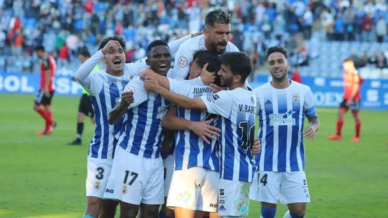 Los jugadores del Recre celebran uno de sus dos goles al Salerm.