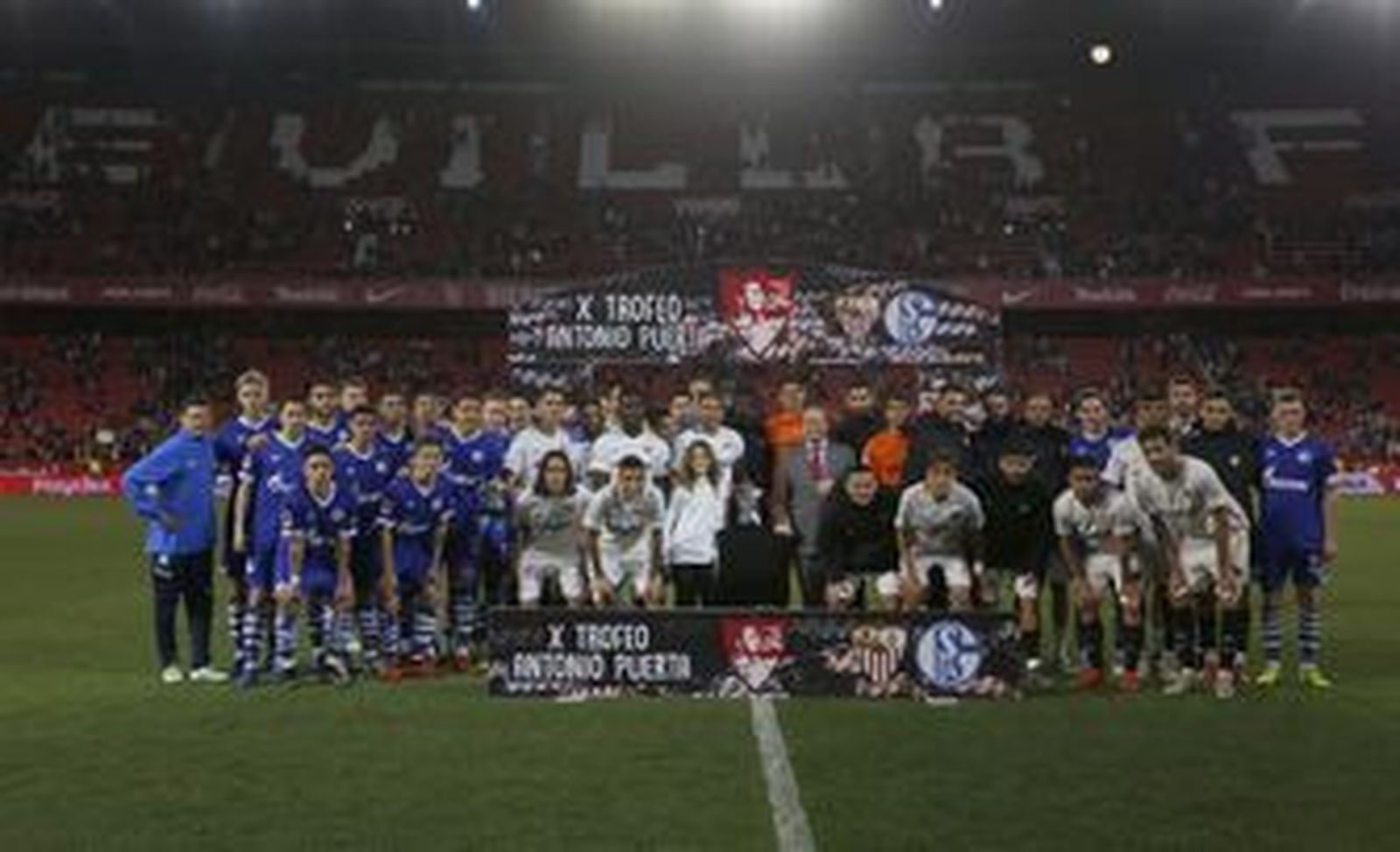 Sevilla y Schalke 04 posan al final del Torneo Antonio Puerta, en marzo de 2019.