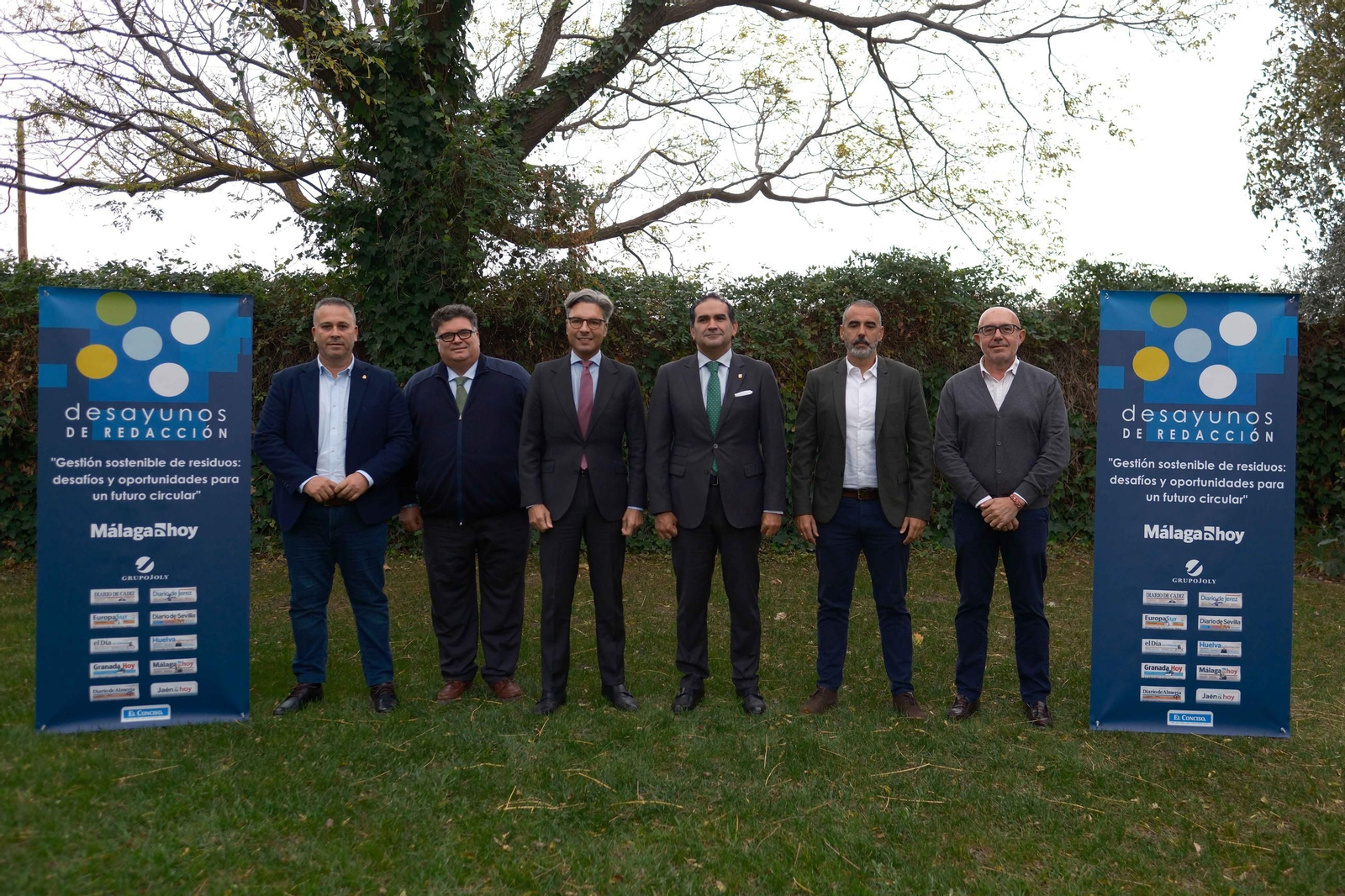 Participantes antes de iniciar el debate.