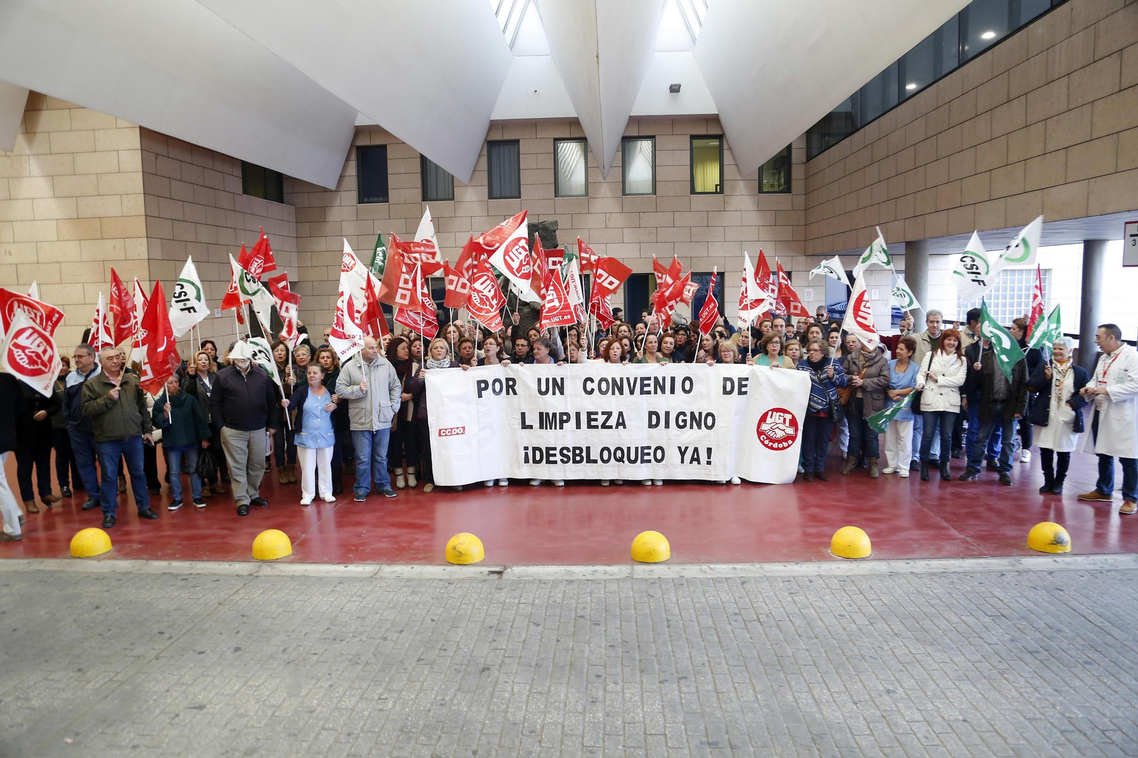 Un momento de la concentración, ayer en el Hospital Reina Sofía.