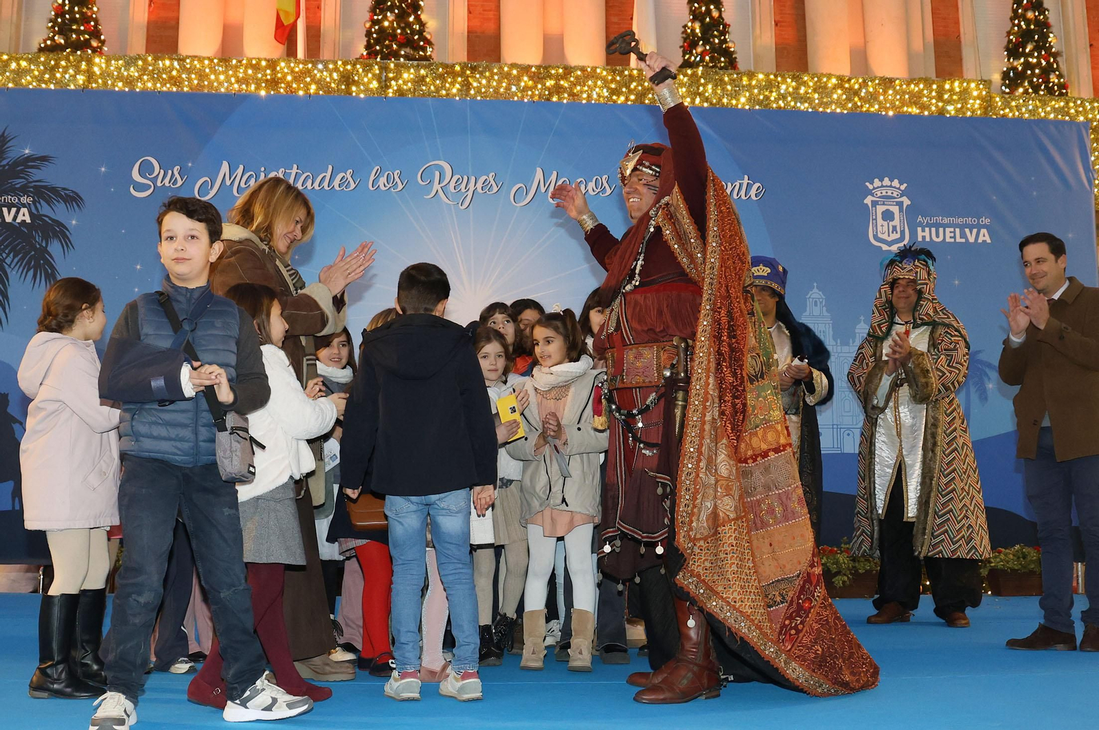 Imágenes del Heraldo Real anunciando la llegada de los Reyes Magos a Huelva