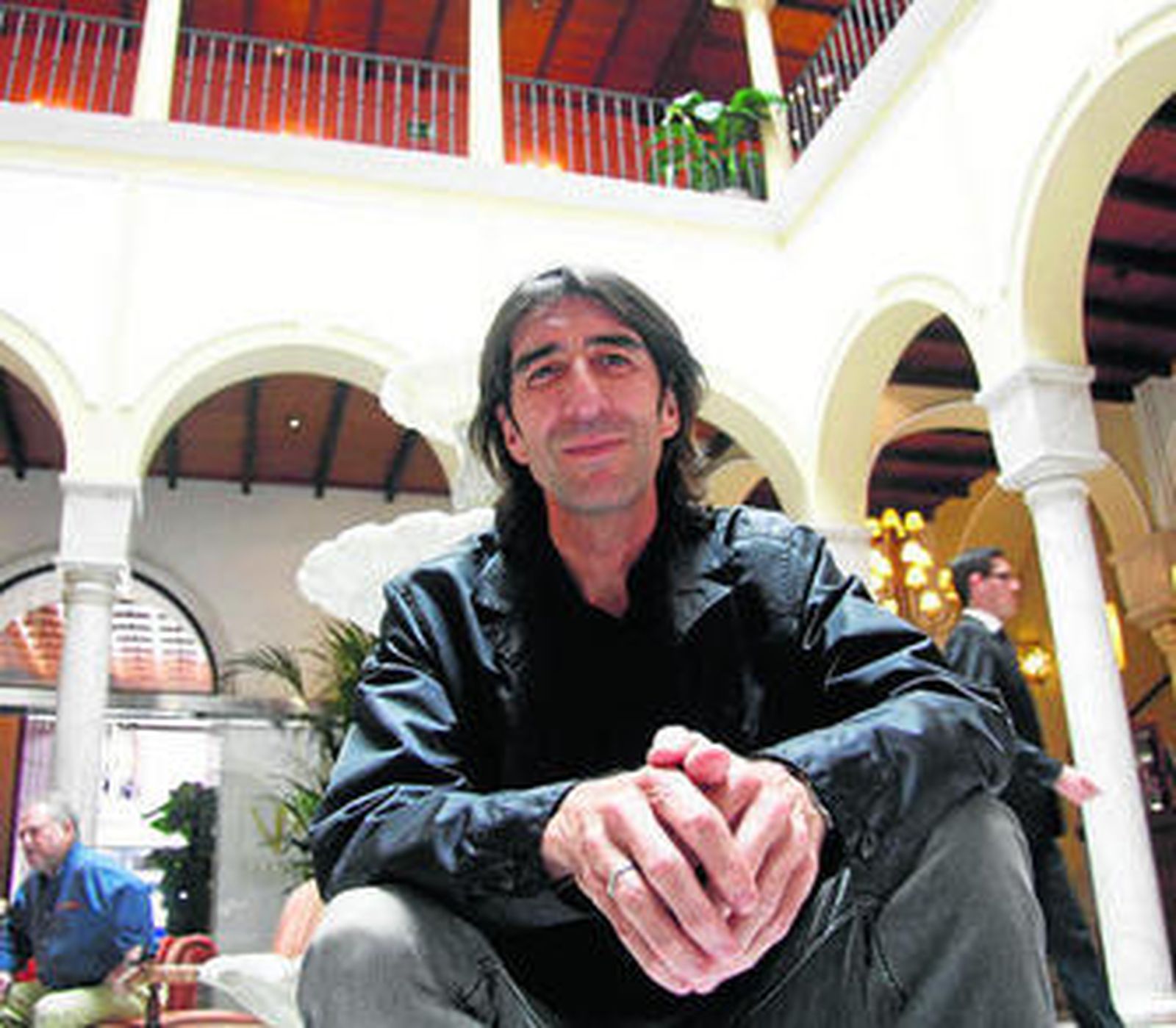 Prado regresa también a las librerías con 'Qué escondes en la mano', los relatos de su álter ego Juan Urbano.