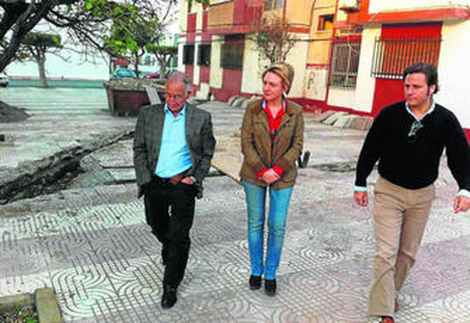 Visita a las obras de la barriada.